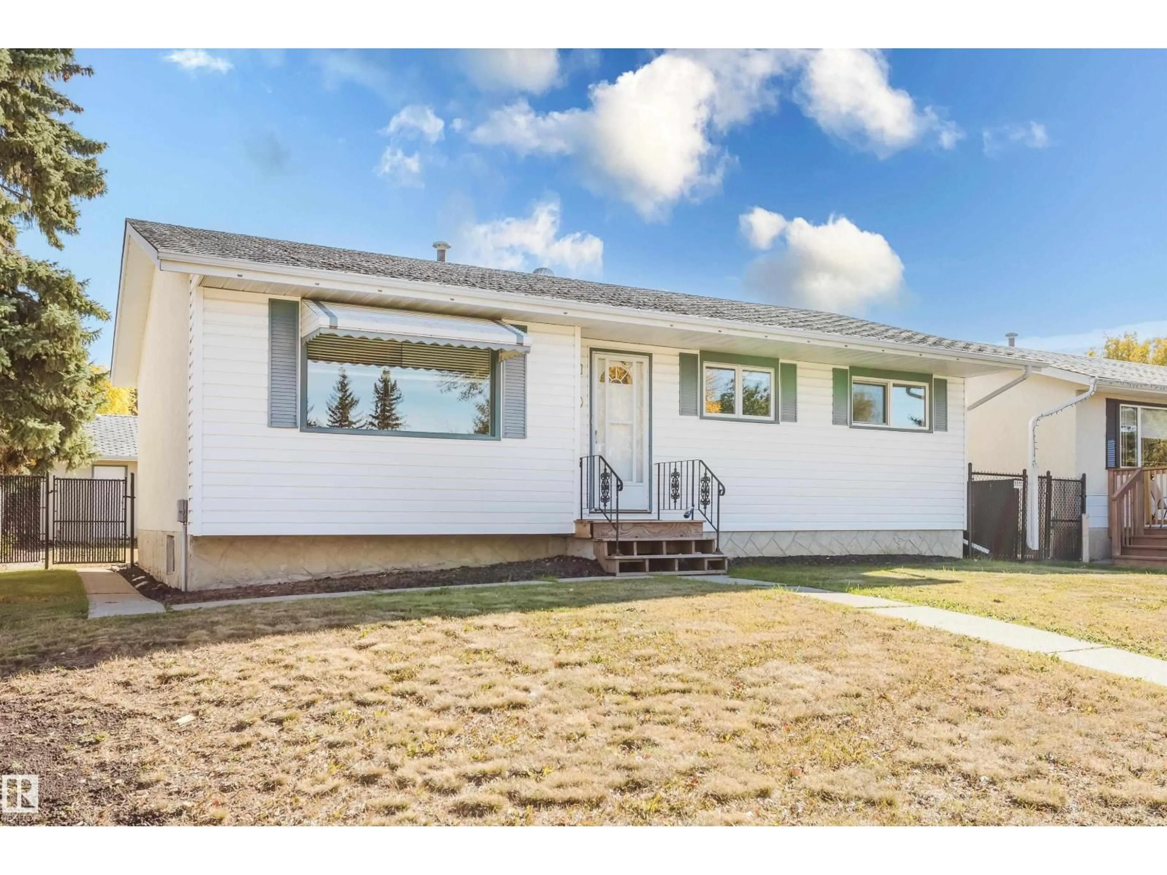 Home with vinyl exterior material, street for S - 30 BRAMPTON ST, Spruce Grove Alberta T7X1E9