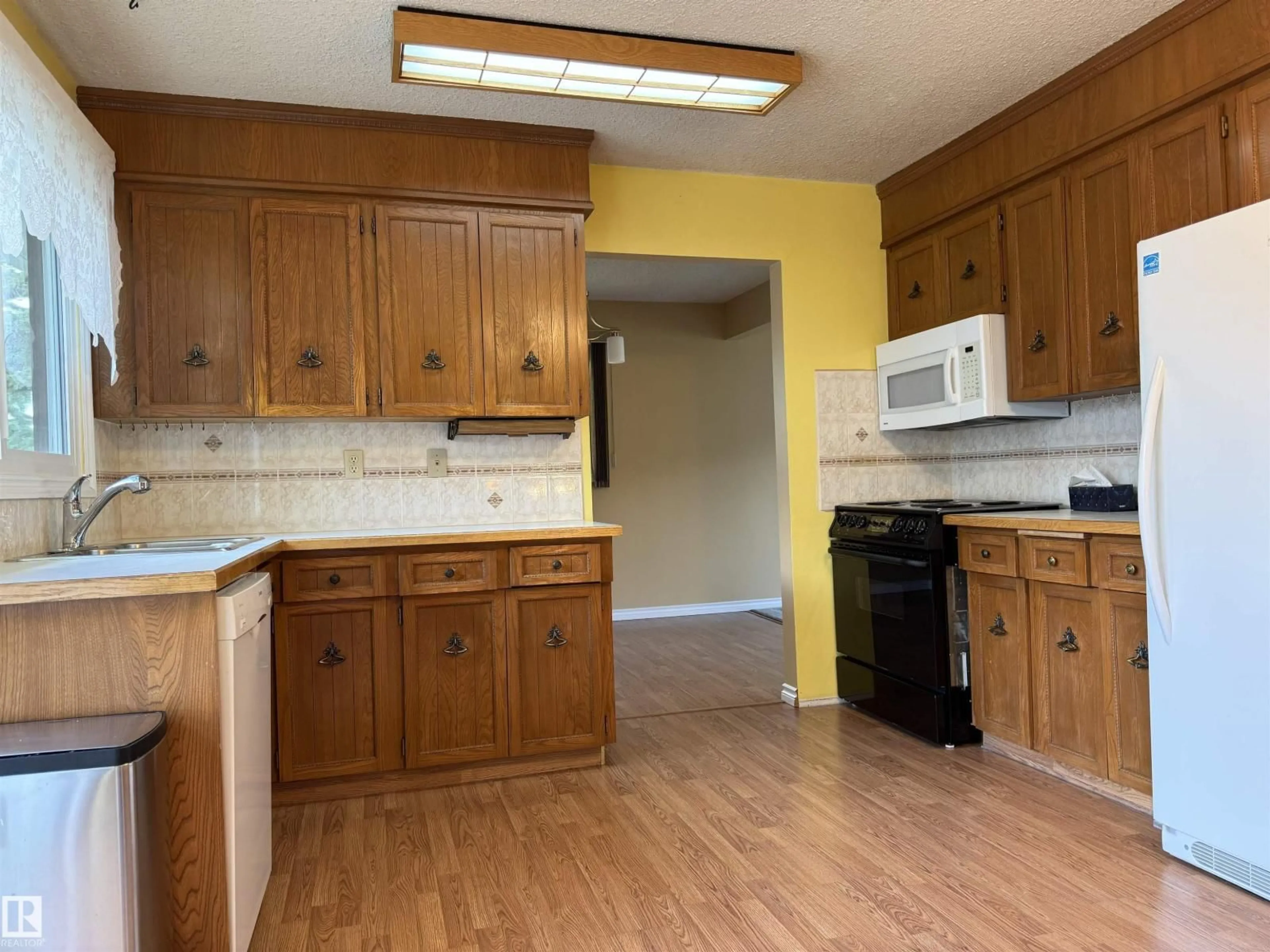 Standard kitchen, unknown for 5503 CENTENNIAL DR, Wetaskiwin Alberta T9A2H1
