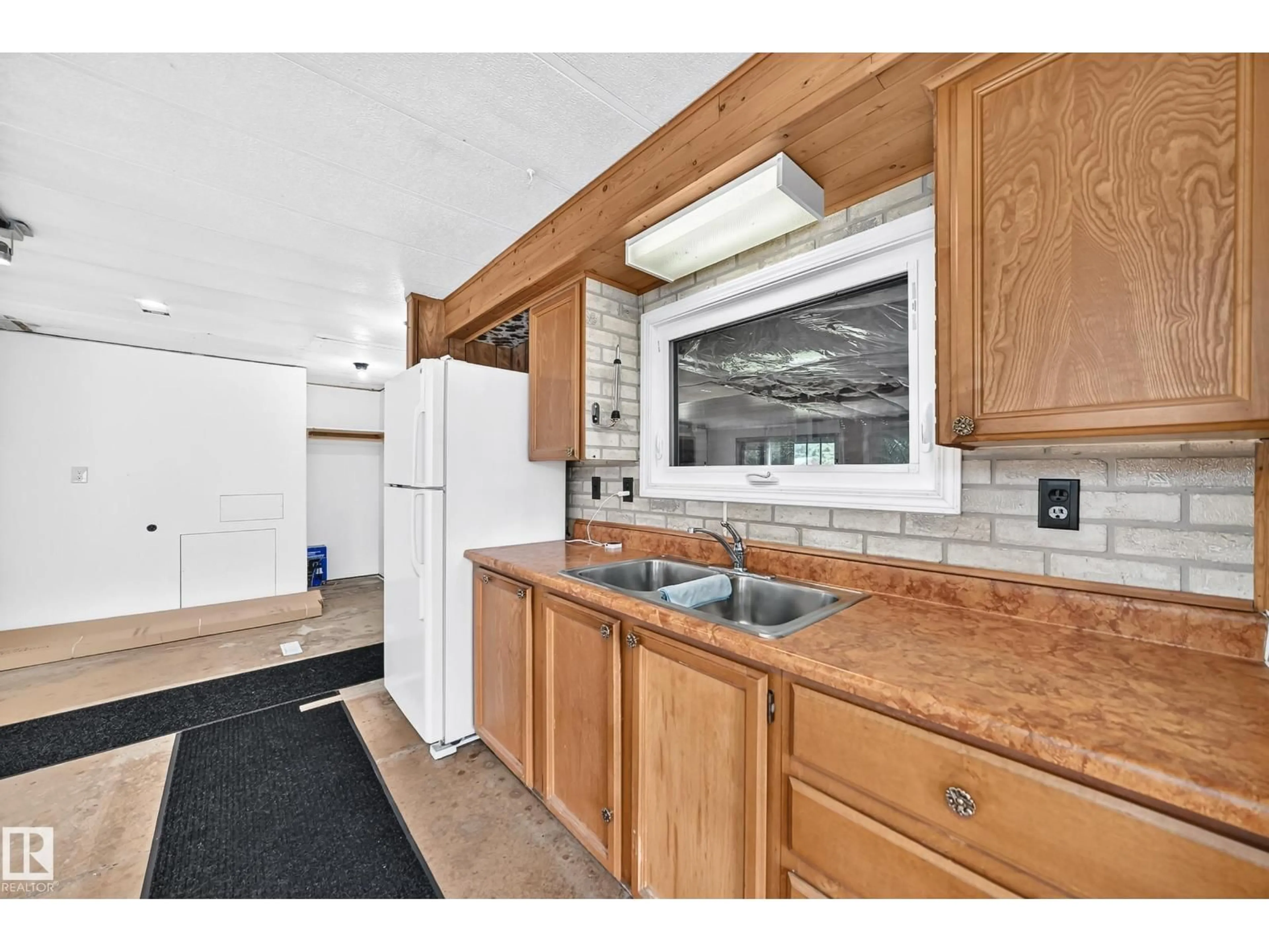 Standard kitchen, ceramic/tile floor for 205 - 53110 RGE ROAD 213 NE, Rural Strathcona County Alberta T8G2C3
