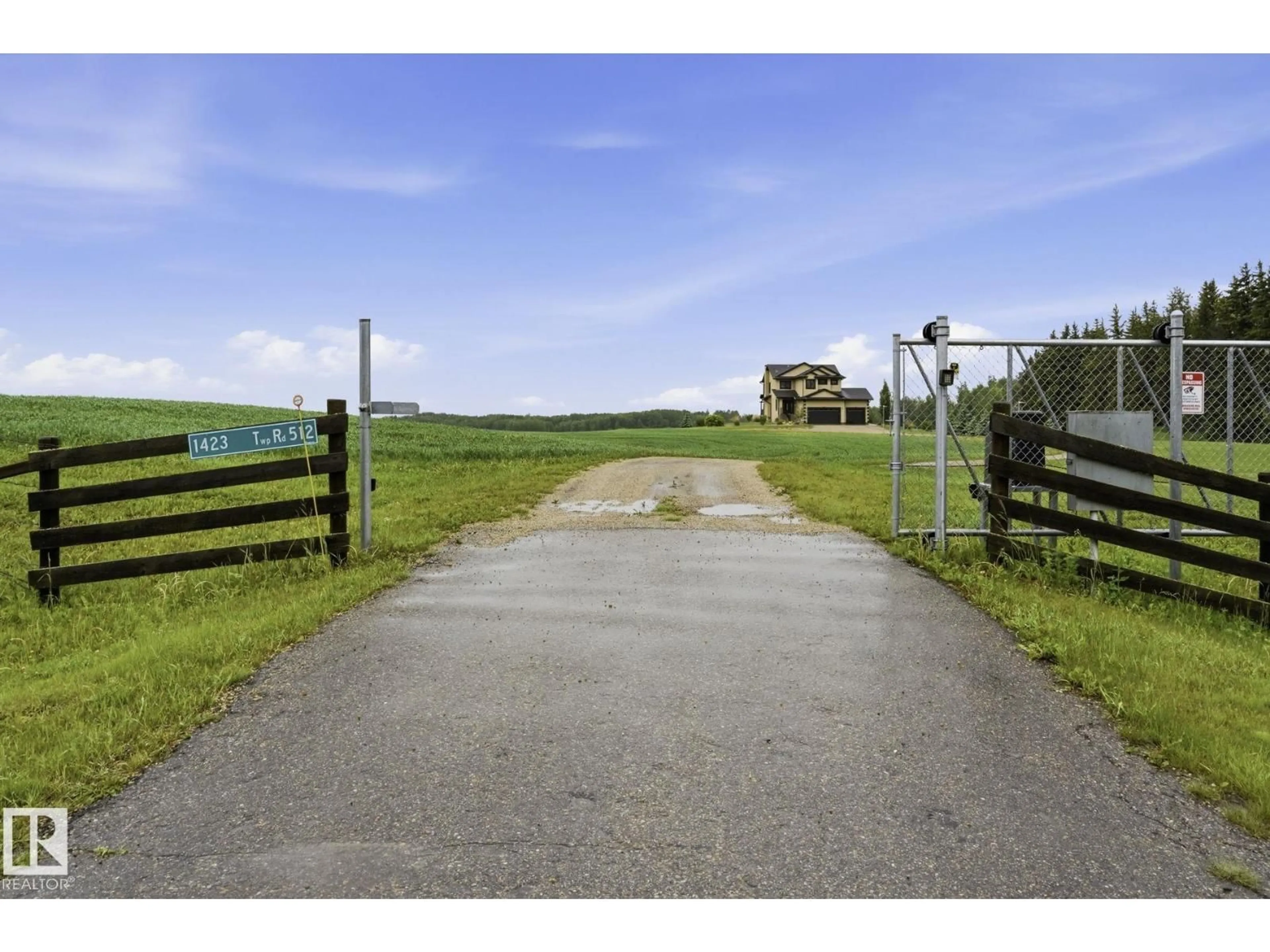 A pic from outside/outdoor area/front of a property/back of a property/a pic from drone, unknown for 512 - 1423 TWP ROAD, Rural Parkland County Alberta T7Y2N8
