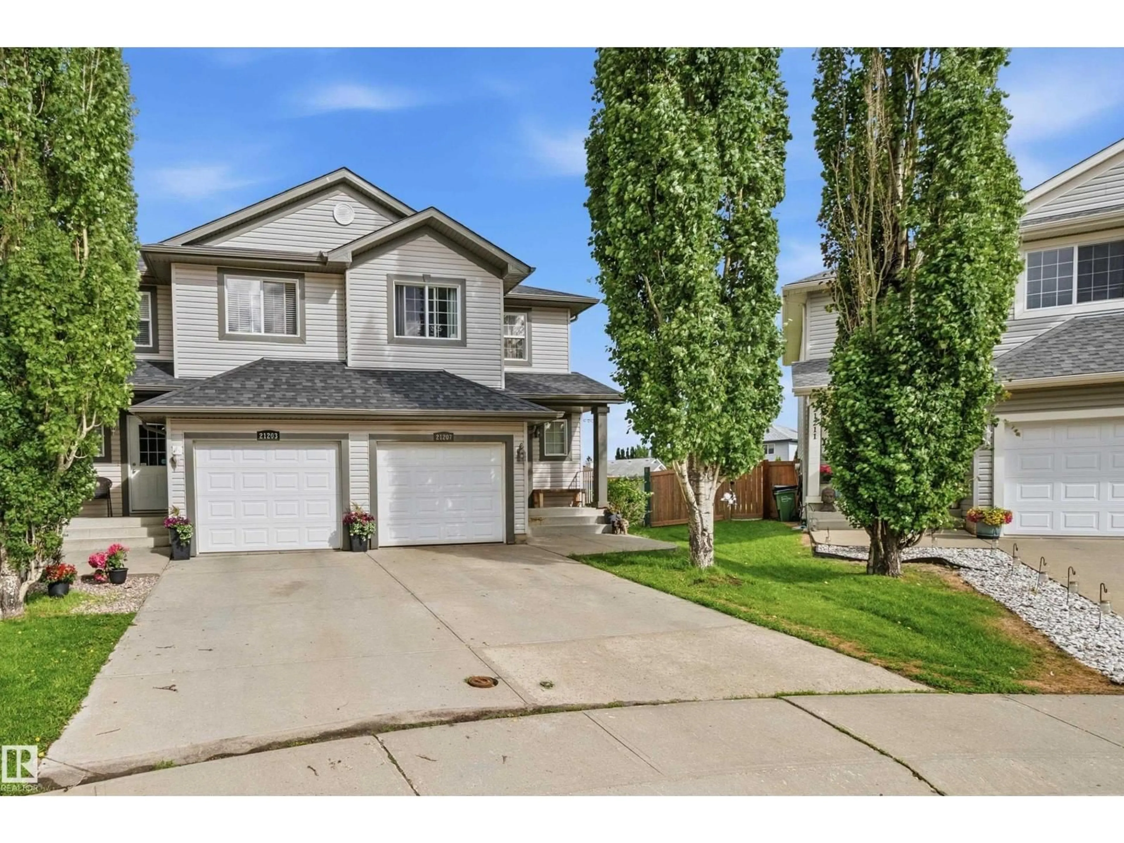 Home with vinyl exterior material, street for 21207 90 AVE, Edmonton Alberta T5T6Z1