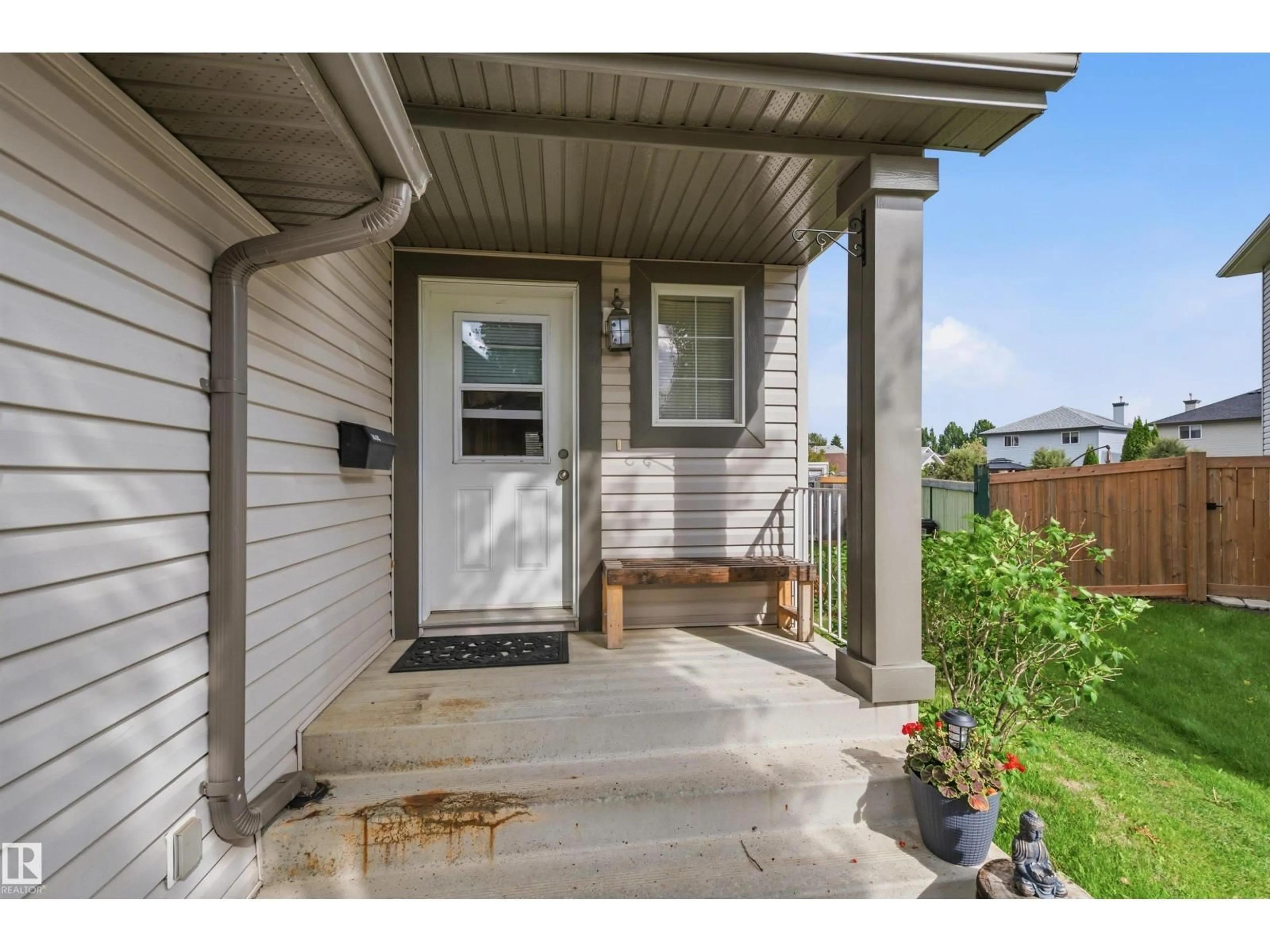 Indoor entryway for 21207 90 AVE, Edmonton Alberta T5T6Z1