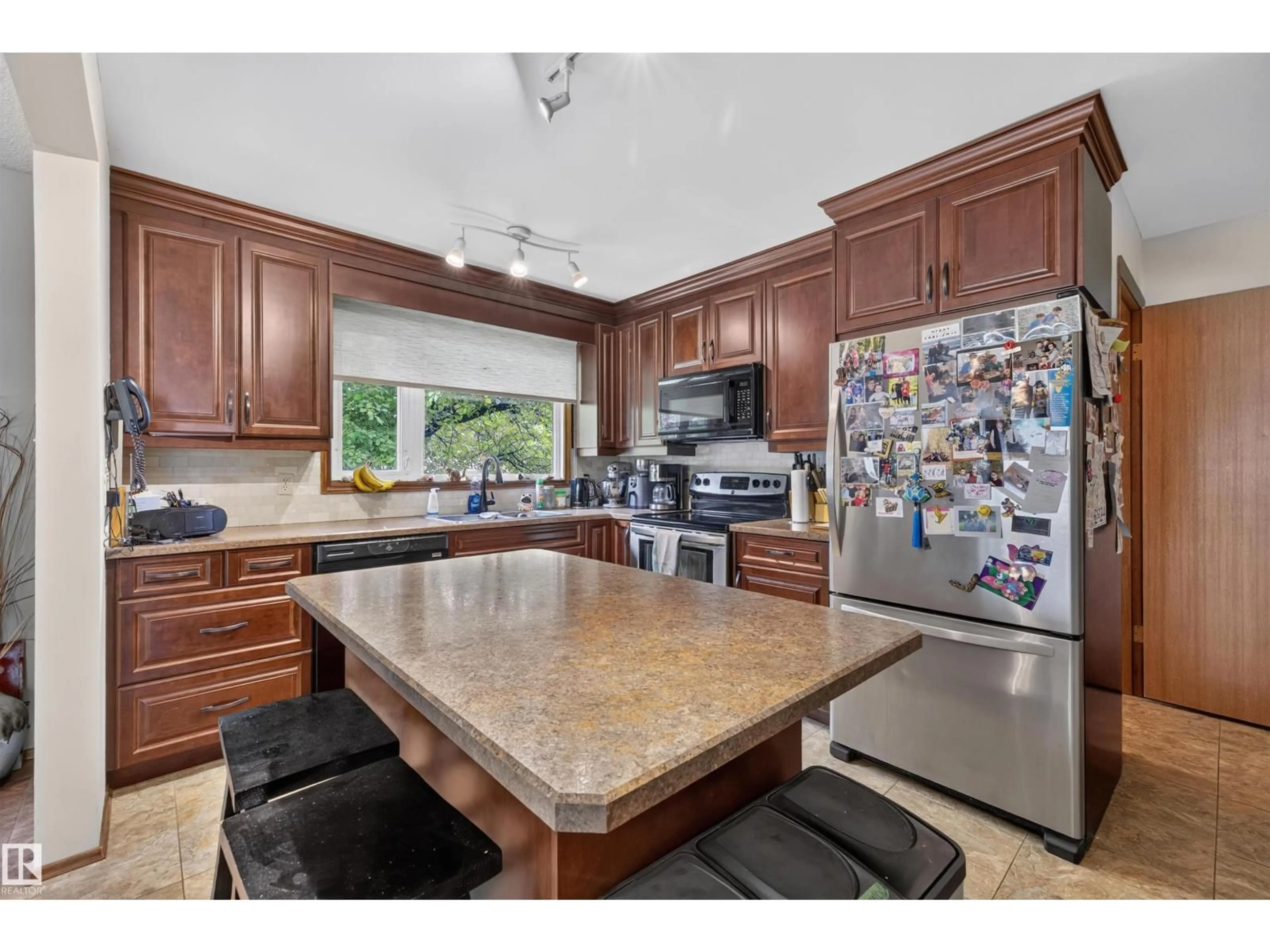Open concept kitchen, ceramic/tile floor for 18 GLENBROOK BV, Sherwood Park Alberta T8A2Z1
