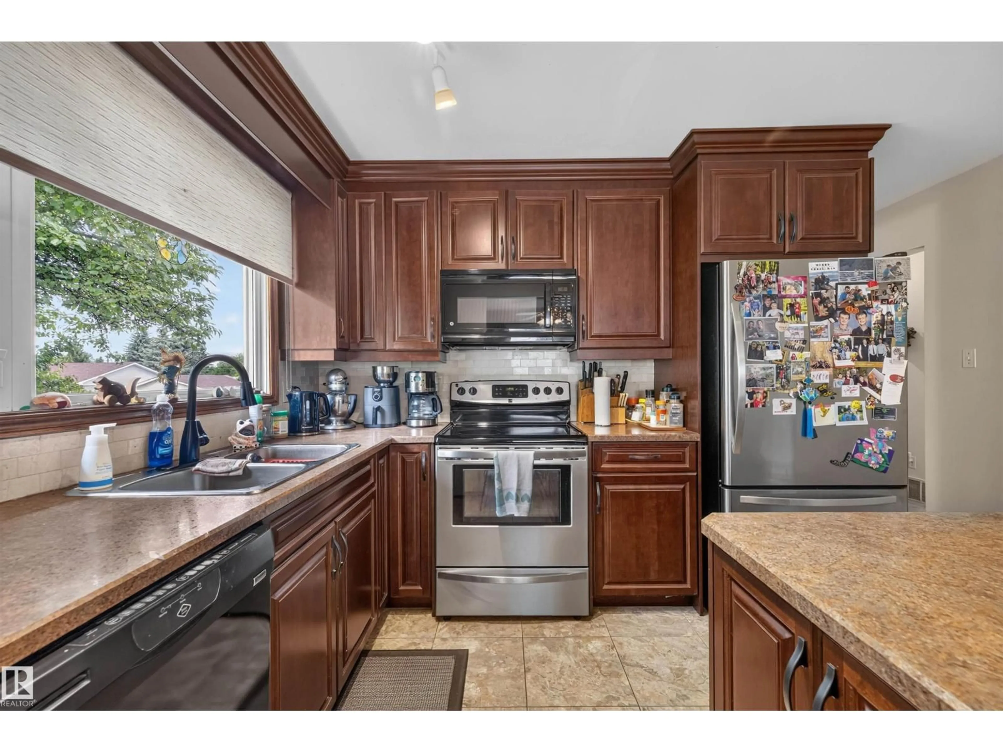 Standard kitchen, unknown for 18 GLENBROOK BV, Sherwood Park Alberta T8A2Z1