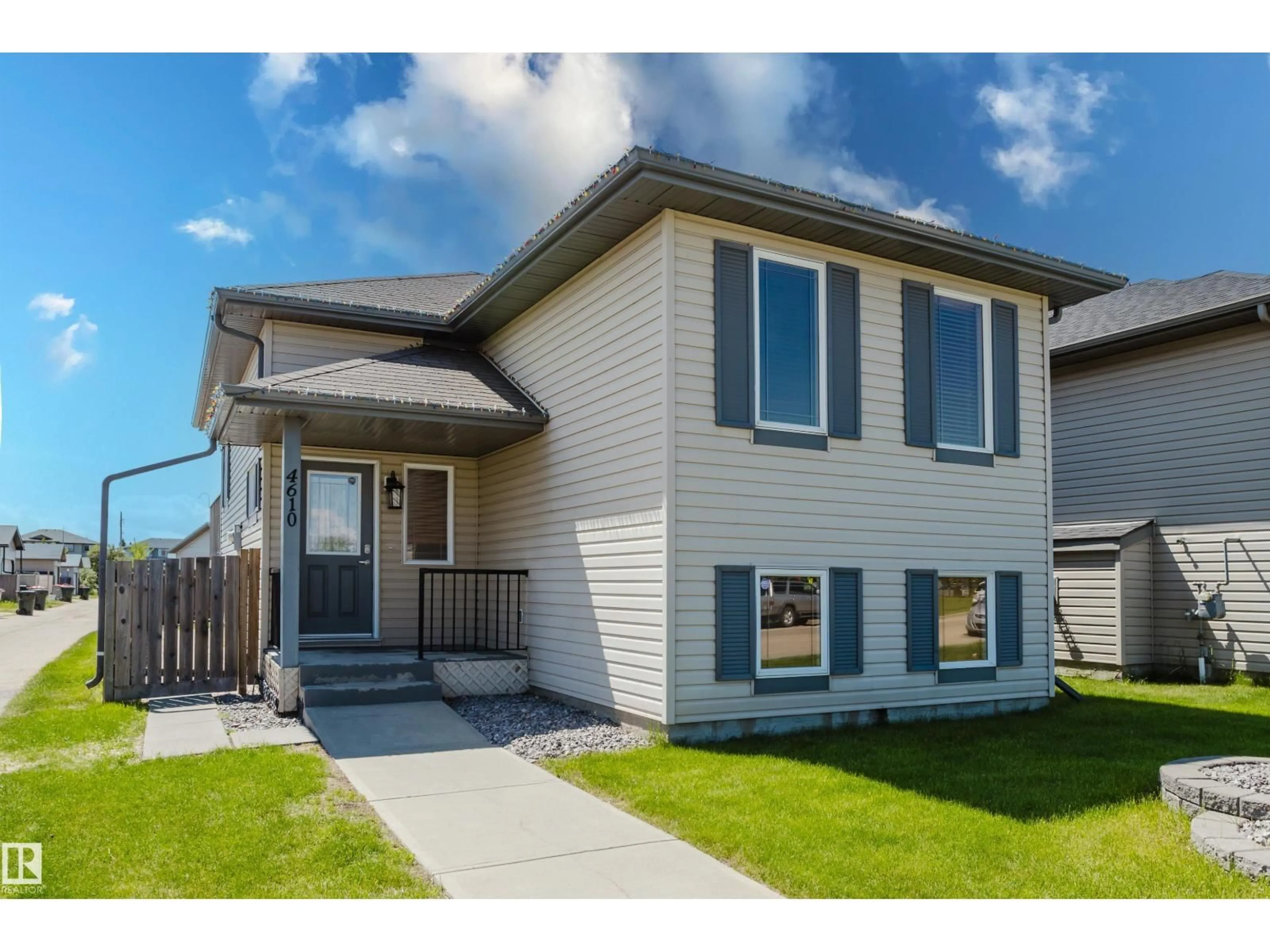 Home with vinyl exterior material, street for 4610 SOUTH PARK DR, Stony Plain Alberta T7Z2X7