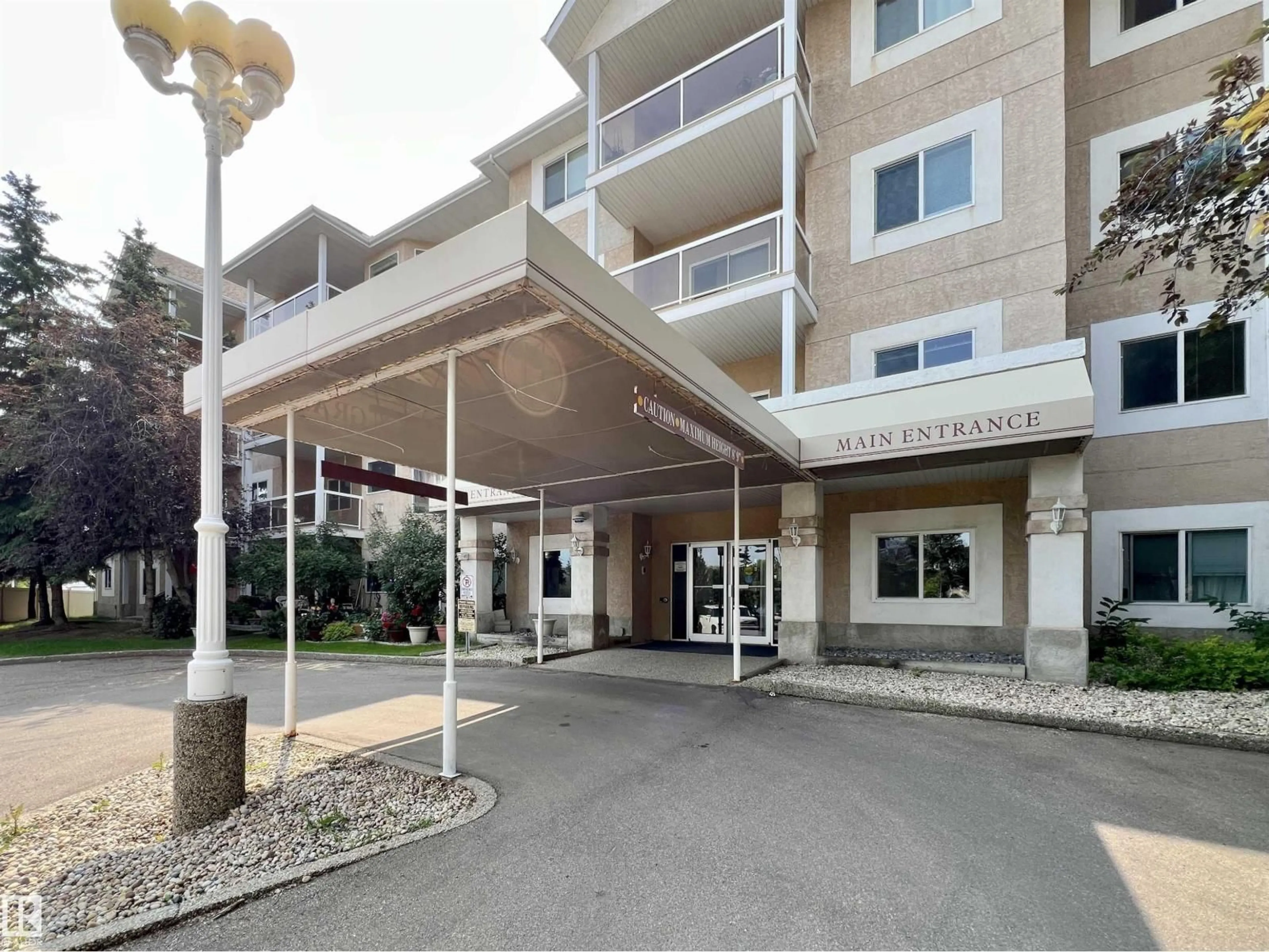 Indoor foyer for #110 - 10511 42 AV, Edmonton Alberta T6J7G8