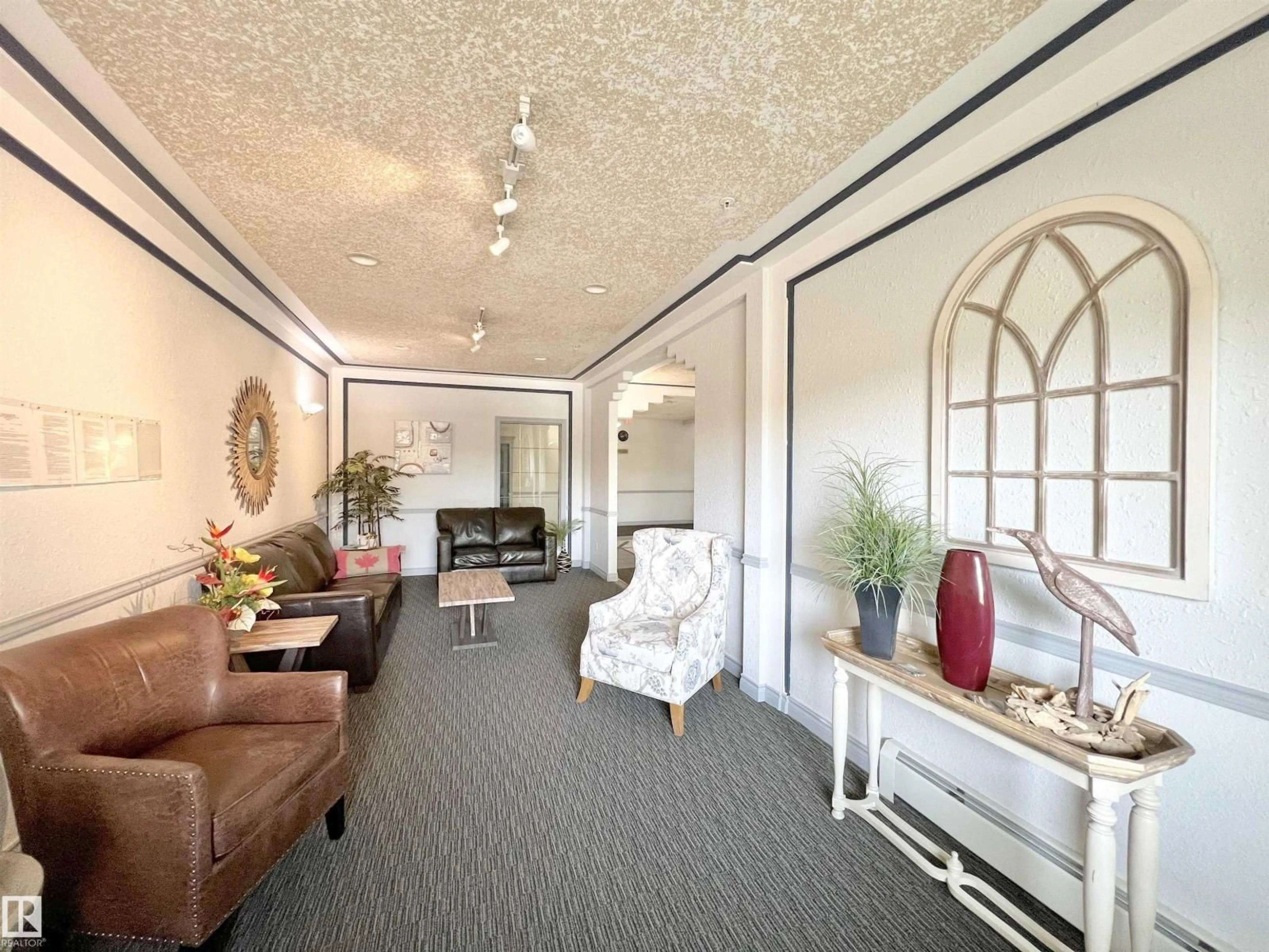 Indoor foyer for #110 - 10511 42 AV, Edmonton Alberta T6J7G8