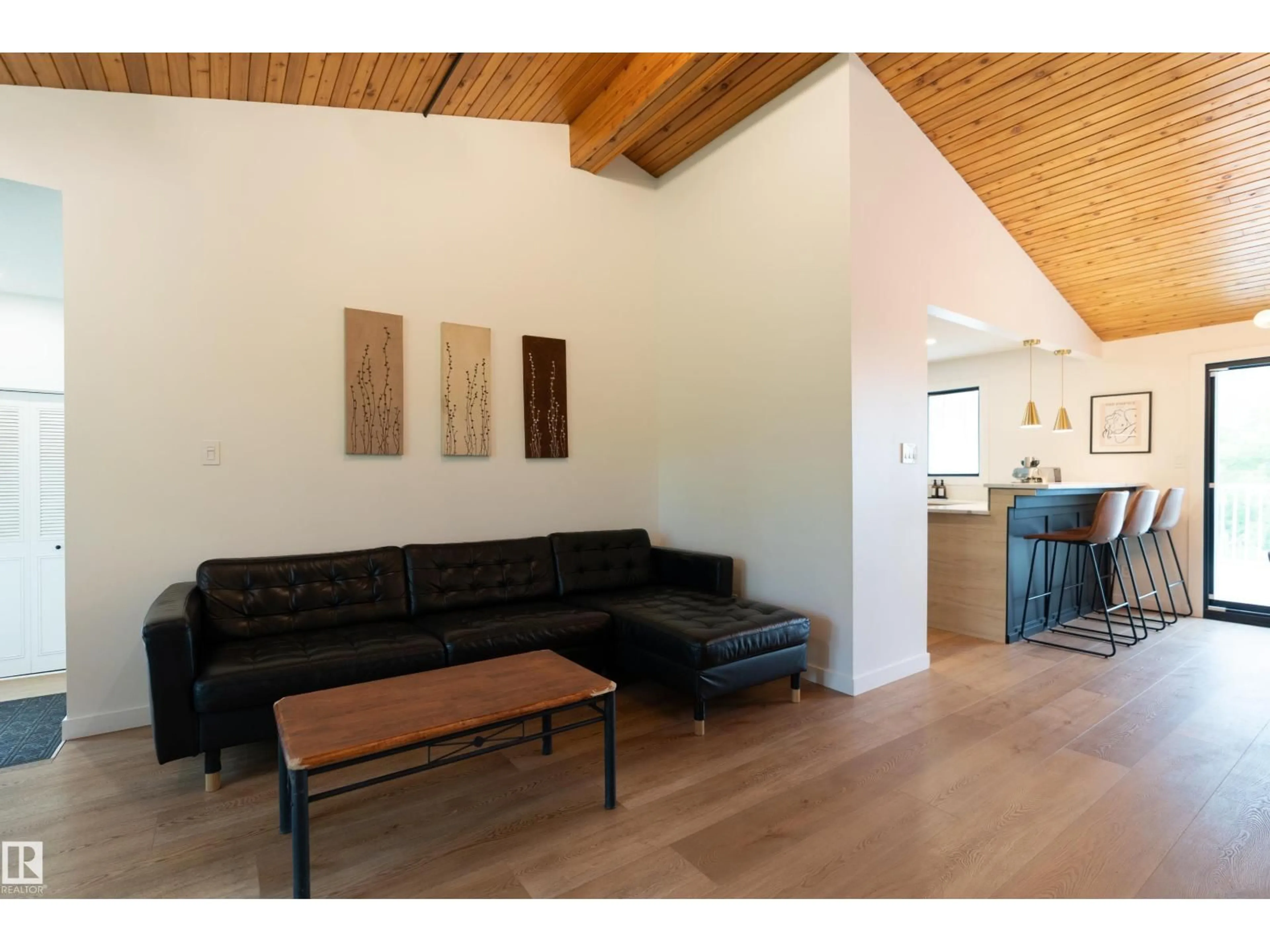 Living room with furniture, wood/laminate floor for 21 - 26328 MEADOWVIEW DR, Rural Sturgeon County Alberta T8T0L5