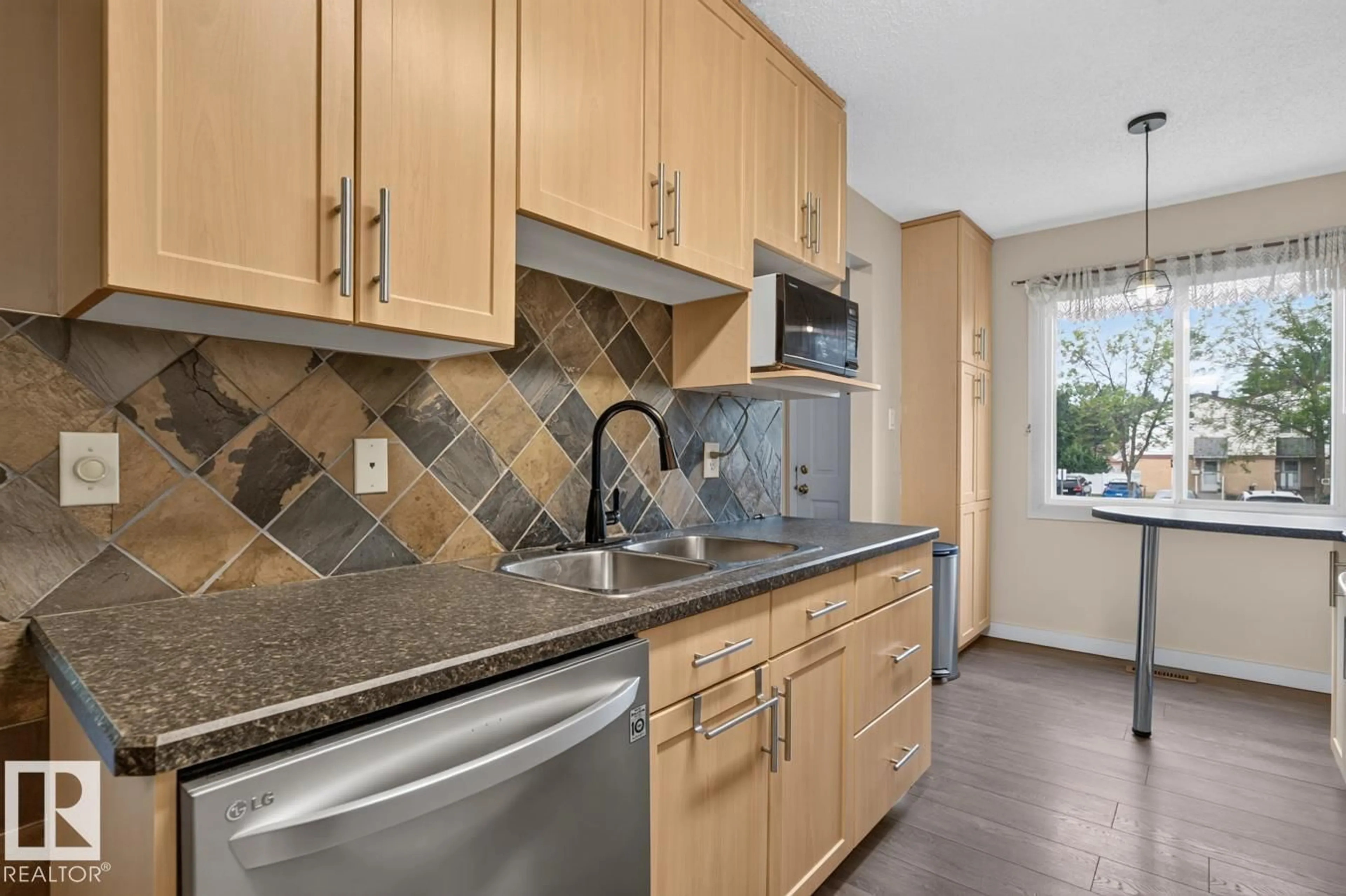 Standard kitchen, ceramic/tile floor for 12C TWIN TC NW, Edmonton Alberta T6K1V4