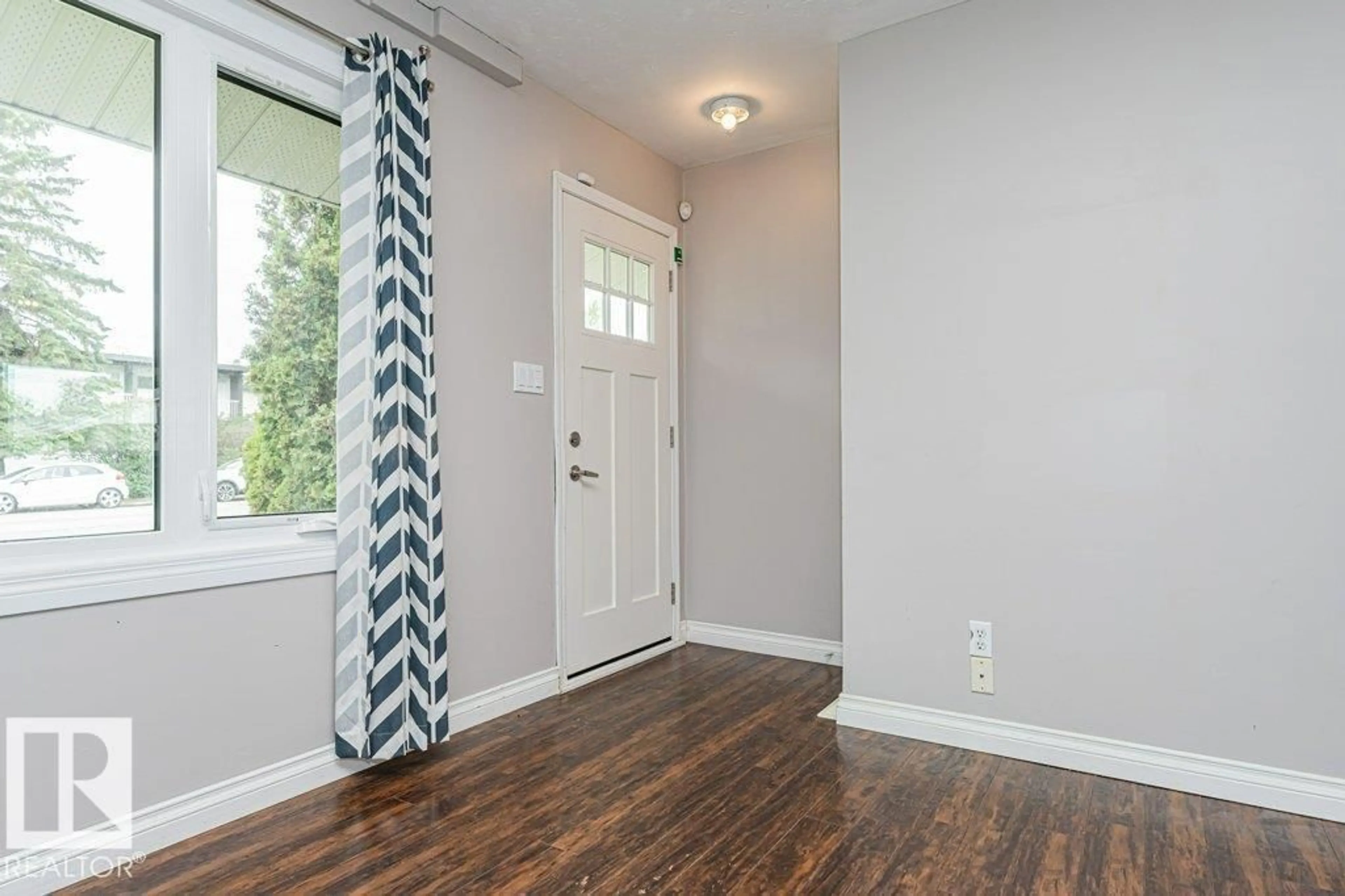 Indoor entryway for 13411 140 ST, Edmonton Alberta T5L2E4