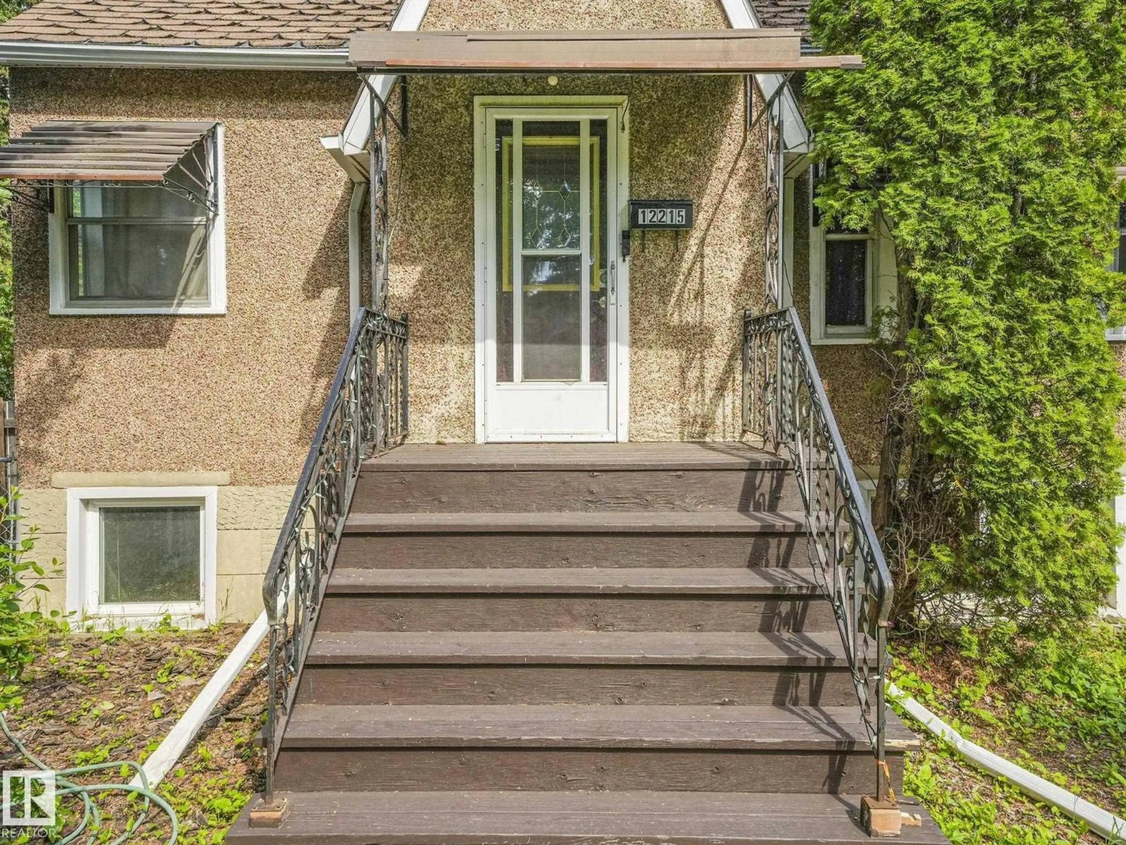 Stairs for 12215 103 ST, Edmonton Alberta T5G2K2