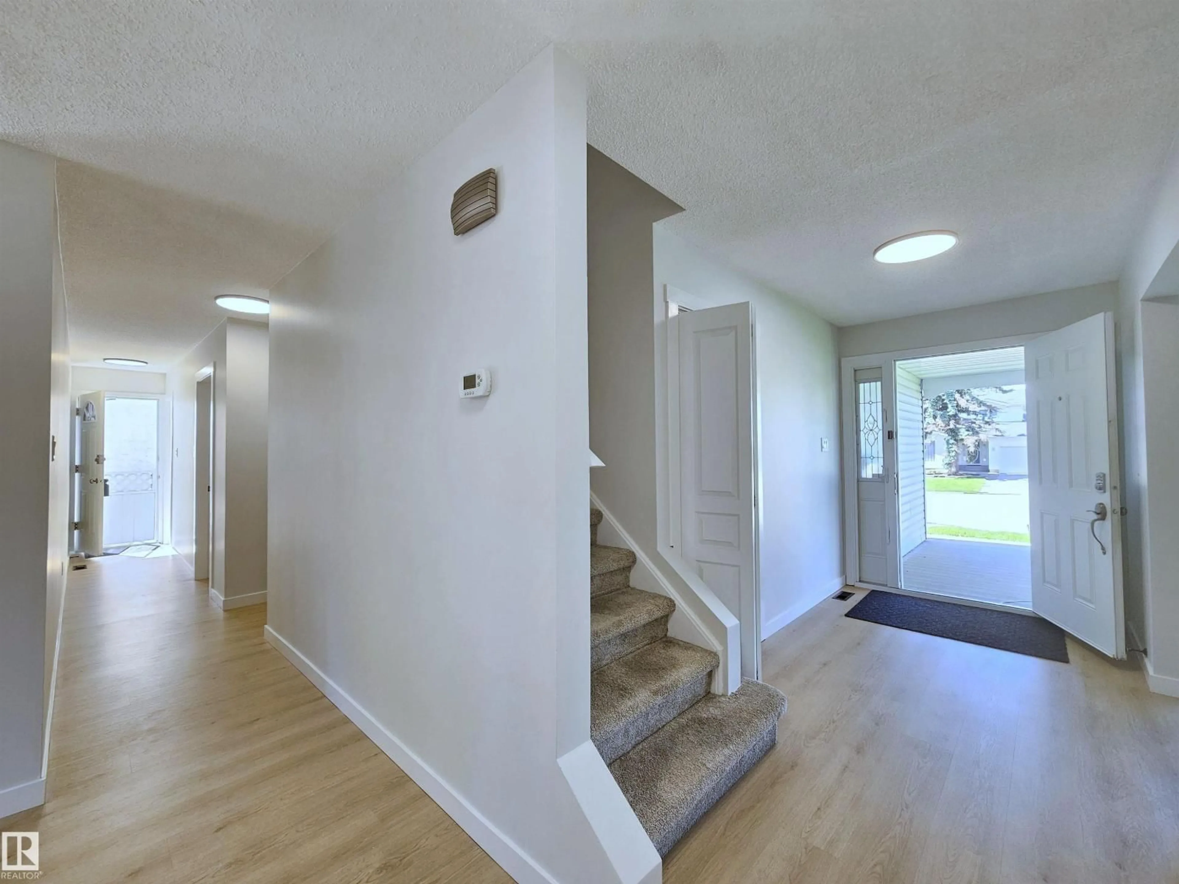 Indoor foyer for 8011 182A ST NW, Edmonton Alberta T5T0V2