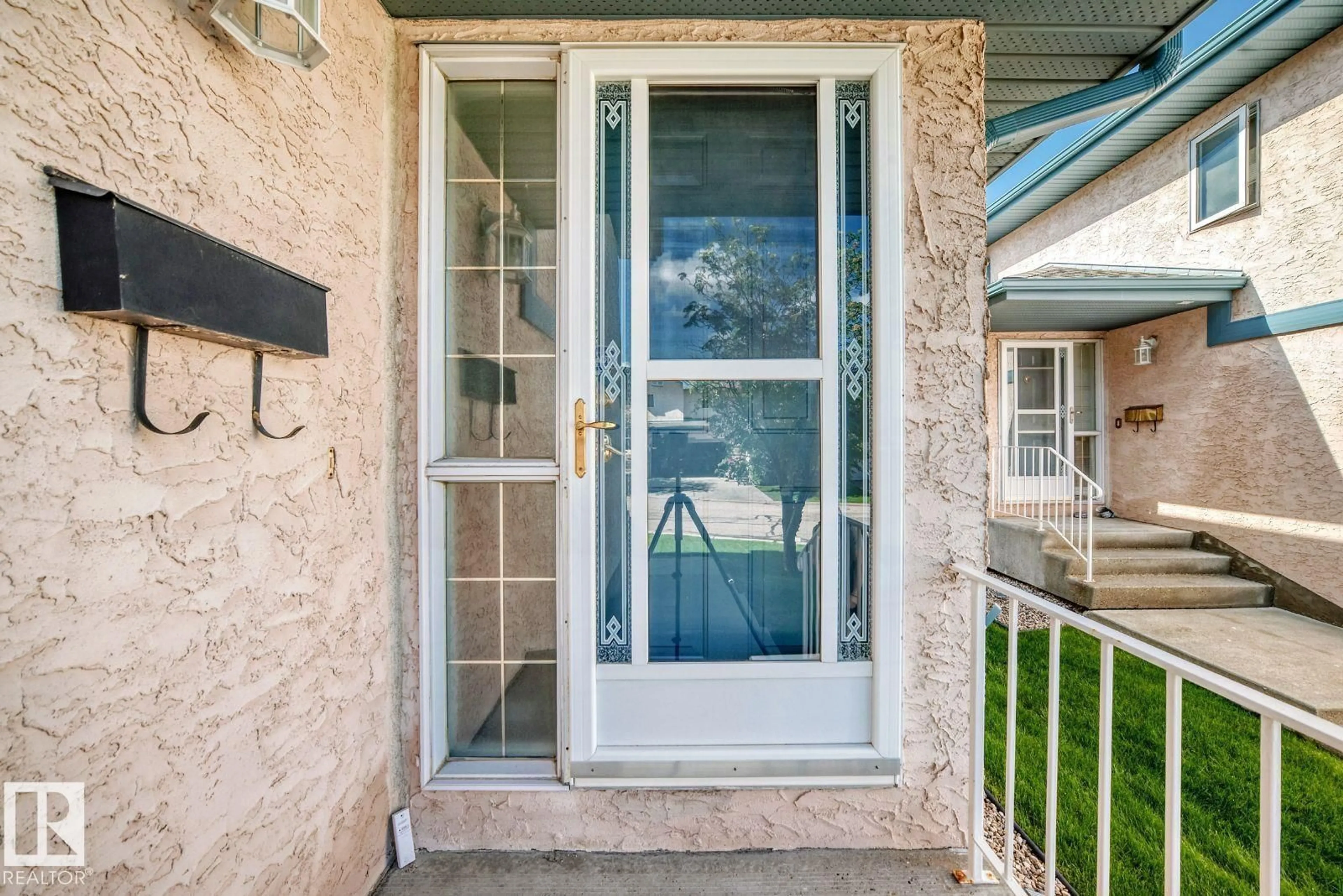 Indoor entryway for 27 ESTATES CT, Sherwood Park Alberta T8A1M9