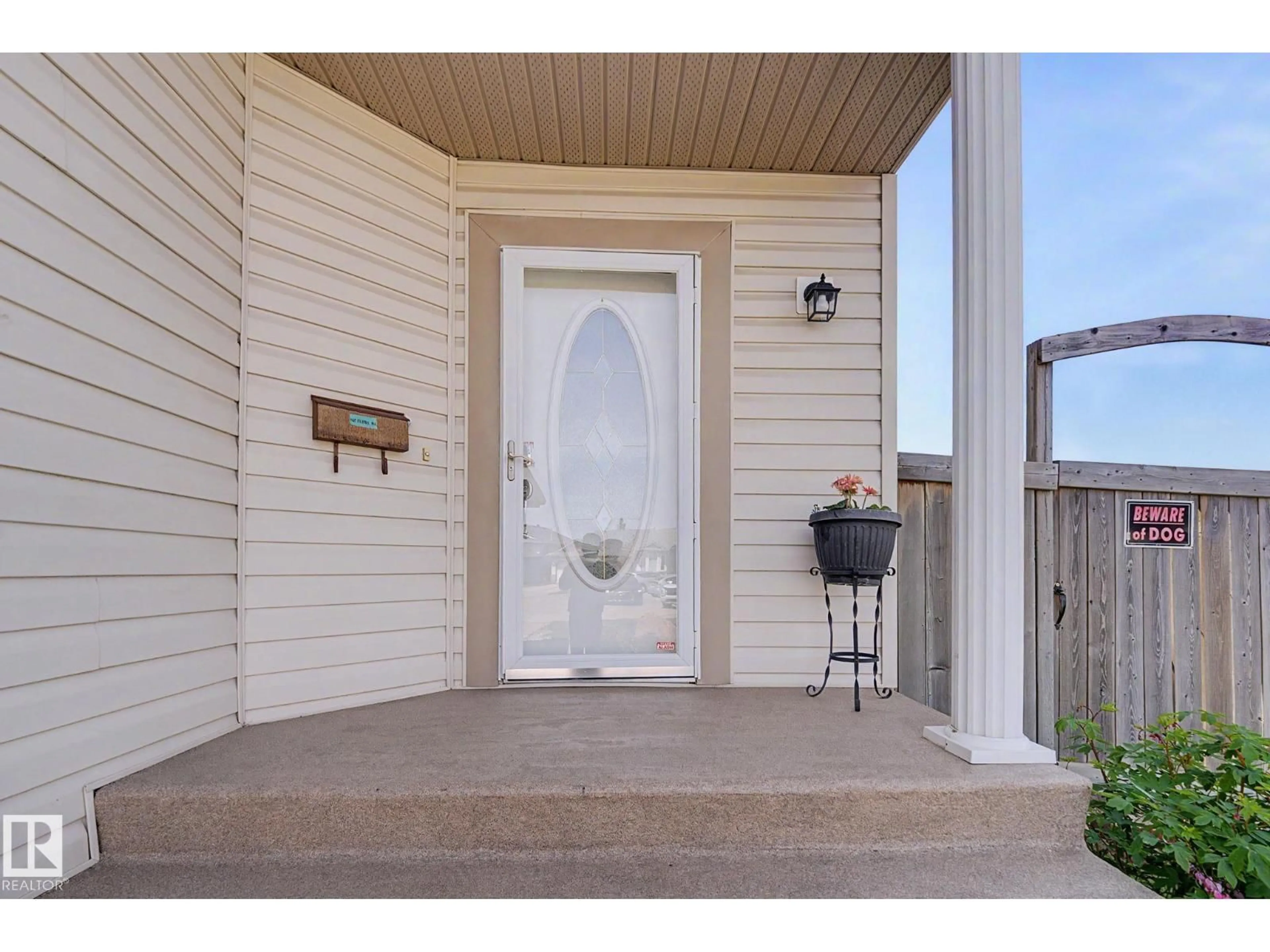 Indoor entryway for 262 DUNVEGAN RD, Edmonton Alberta T5L5E5