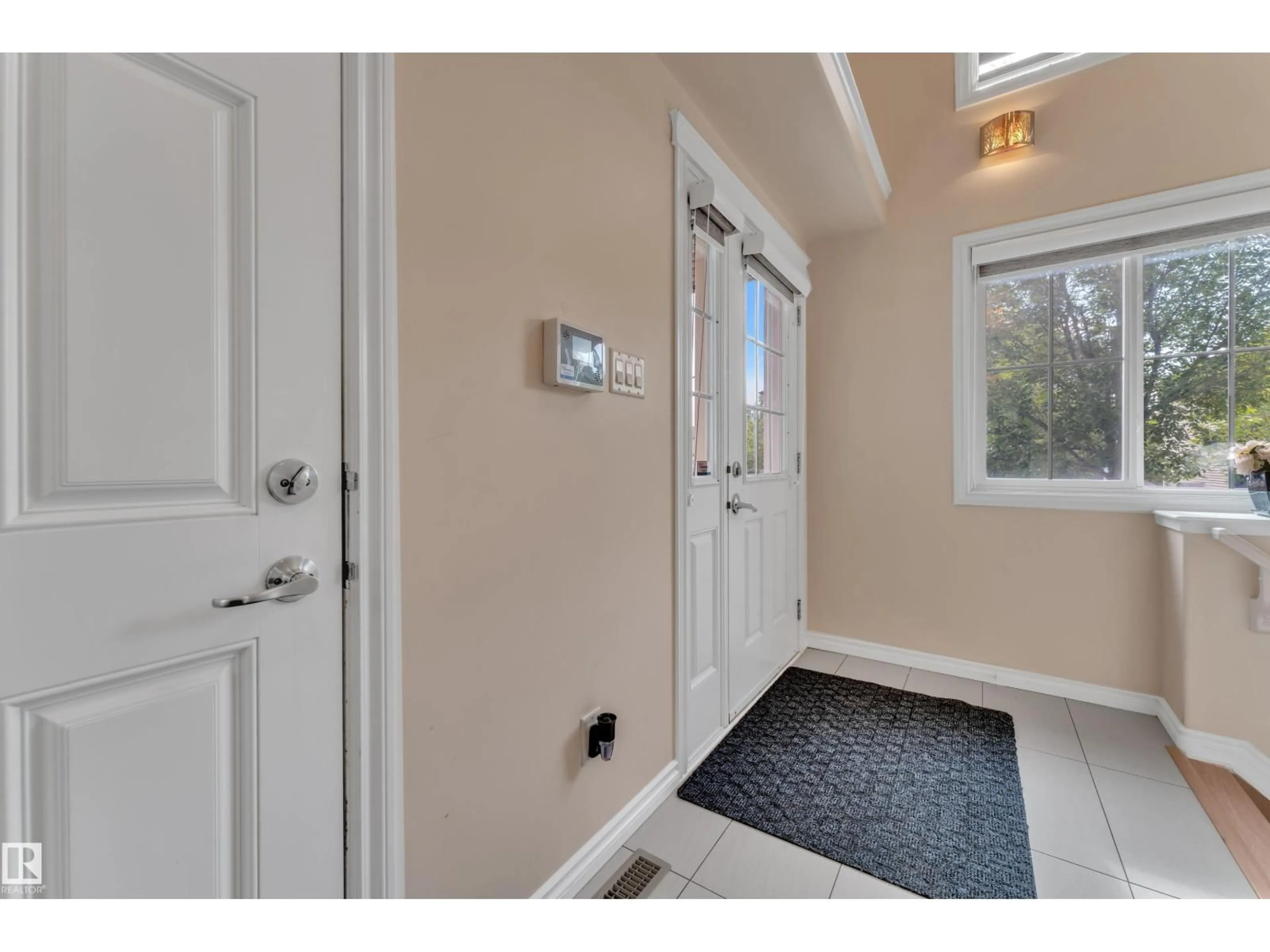 Indoor entryway for 6140 18 AV, Edmonton Alberta T6X0W2