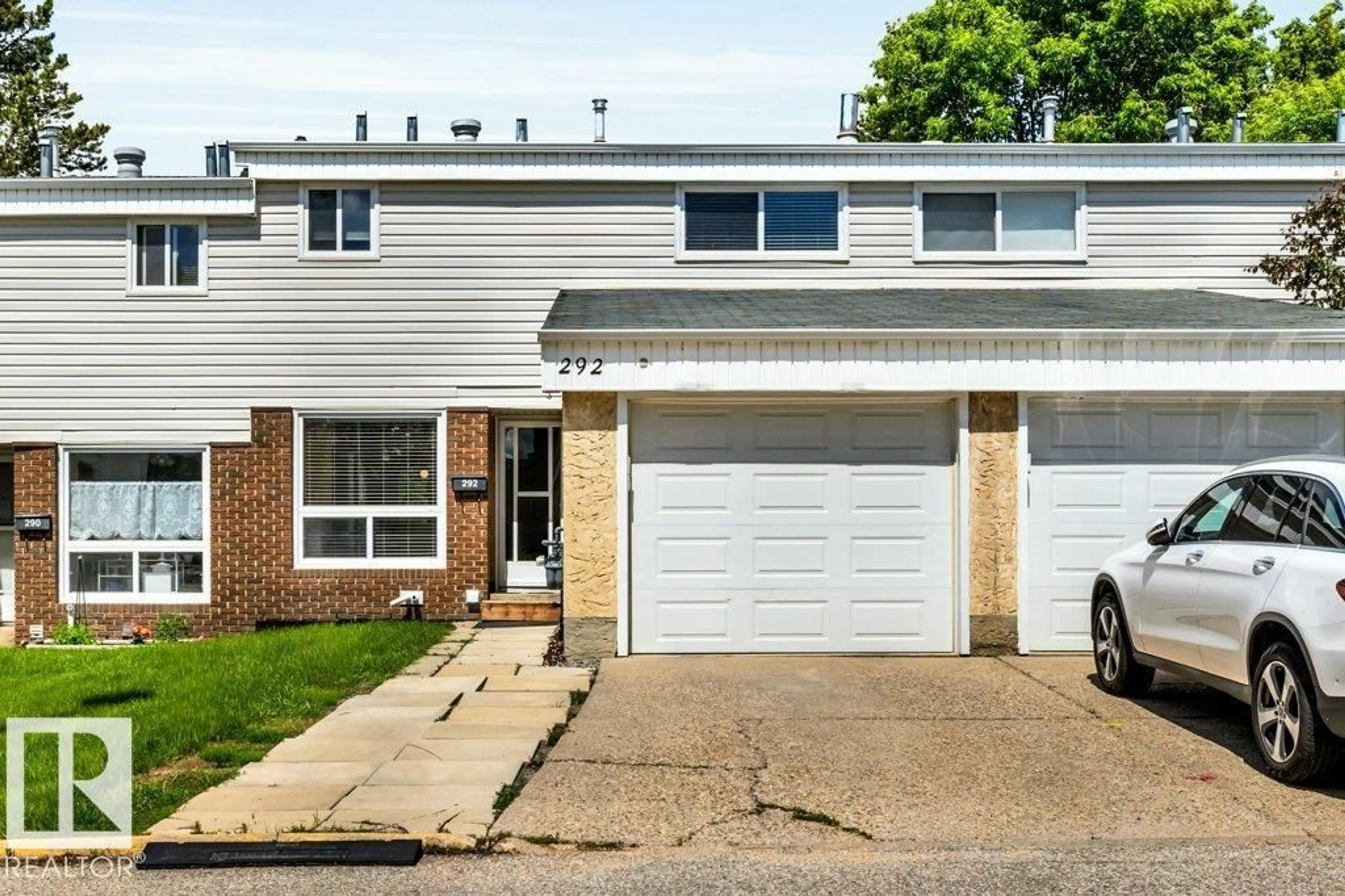 Home with vinyl exterior material, street for 292 GRANDIN VG, St. Albert Alberta T8N2R6