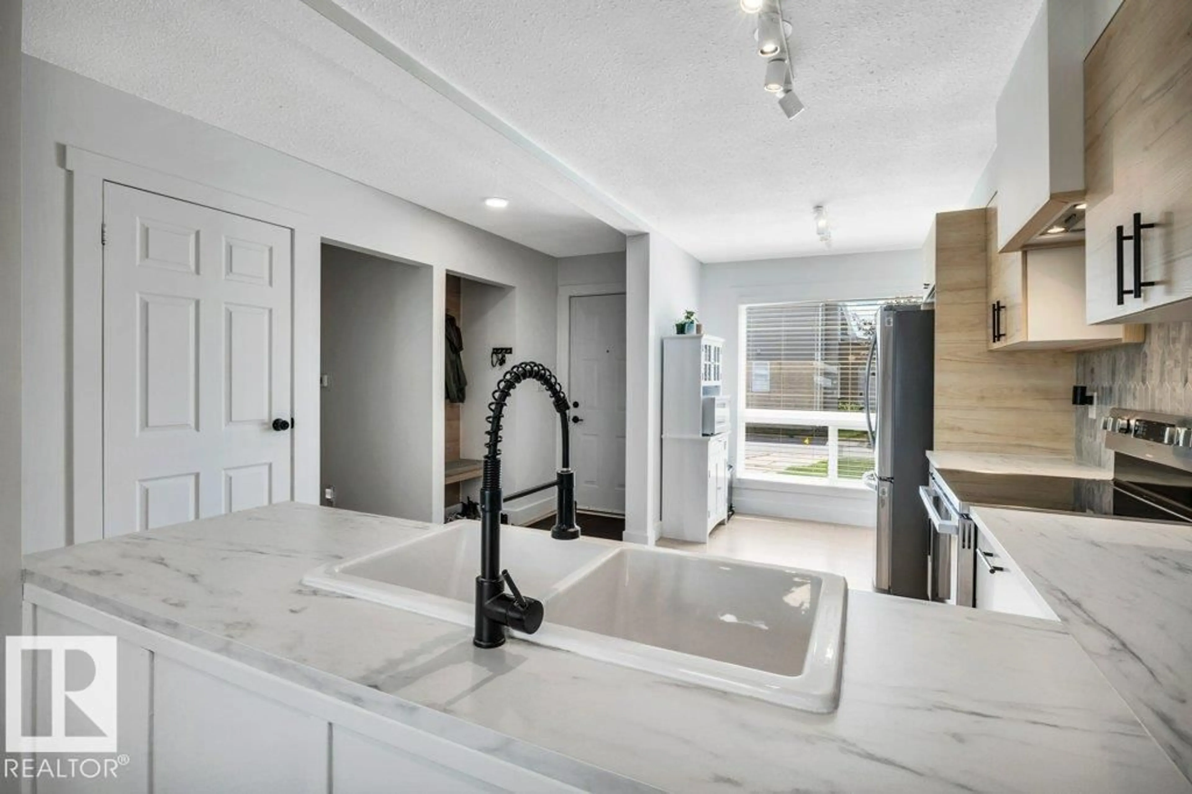 Open concept kitchen, ceramic/tile floor for 292 GRANDIN VG, St. Albert Alberta T8N2R6