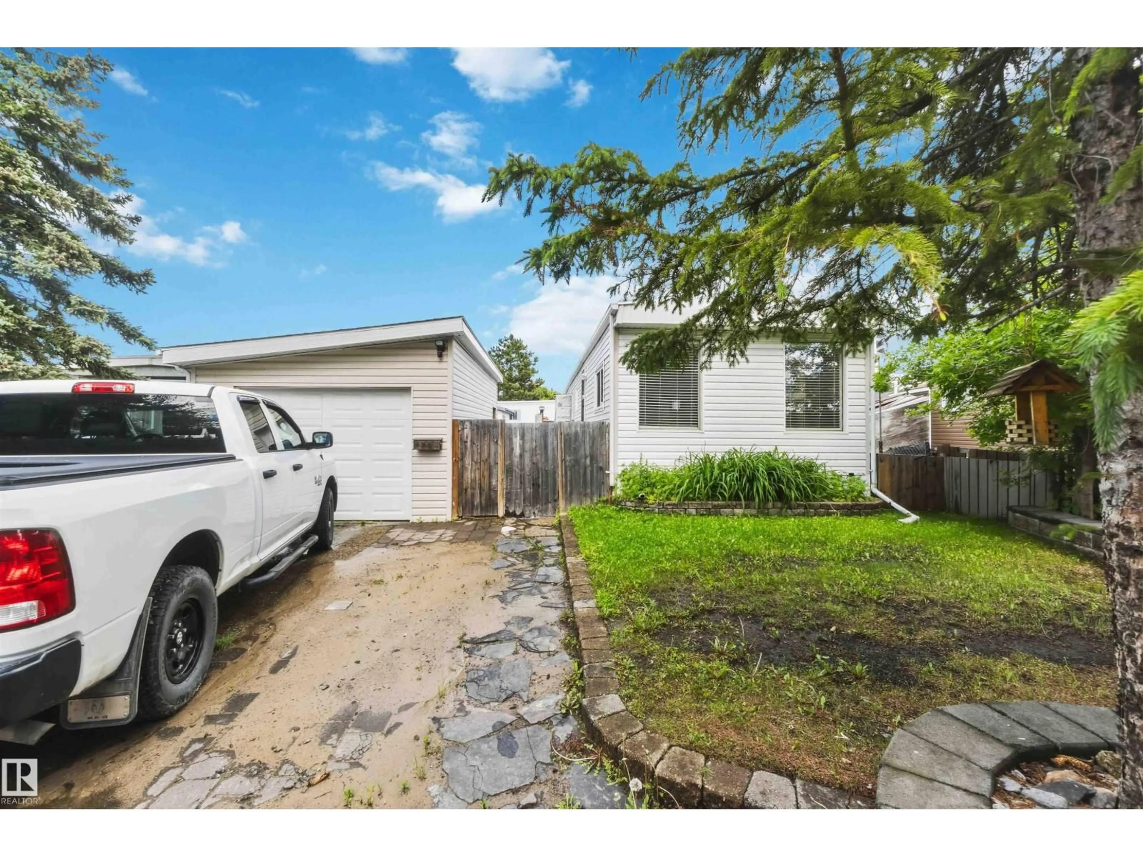 A pic from outside/outdoor area/front of a property/back of a property/a pic from drone, street for NW - 372 EVERGREEN PA, Edmonton Alberta T5Y4M2