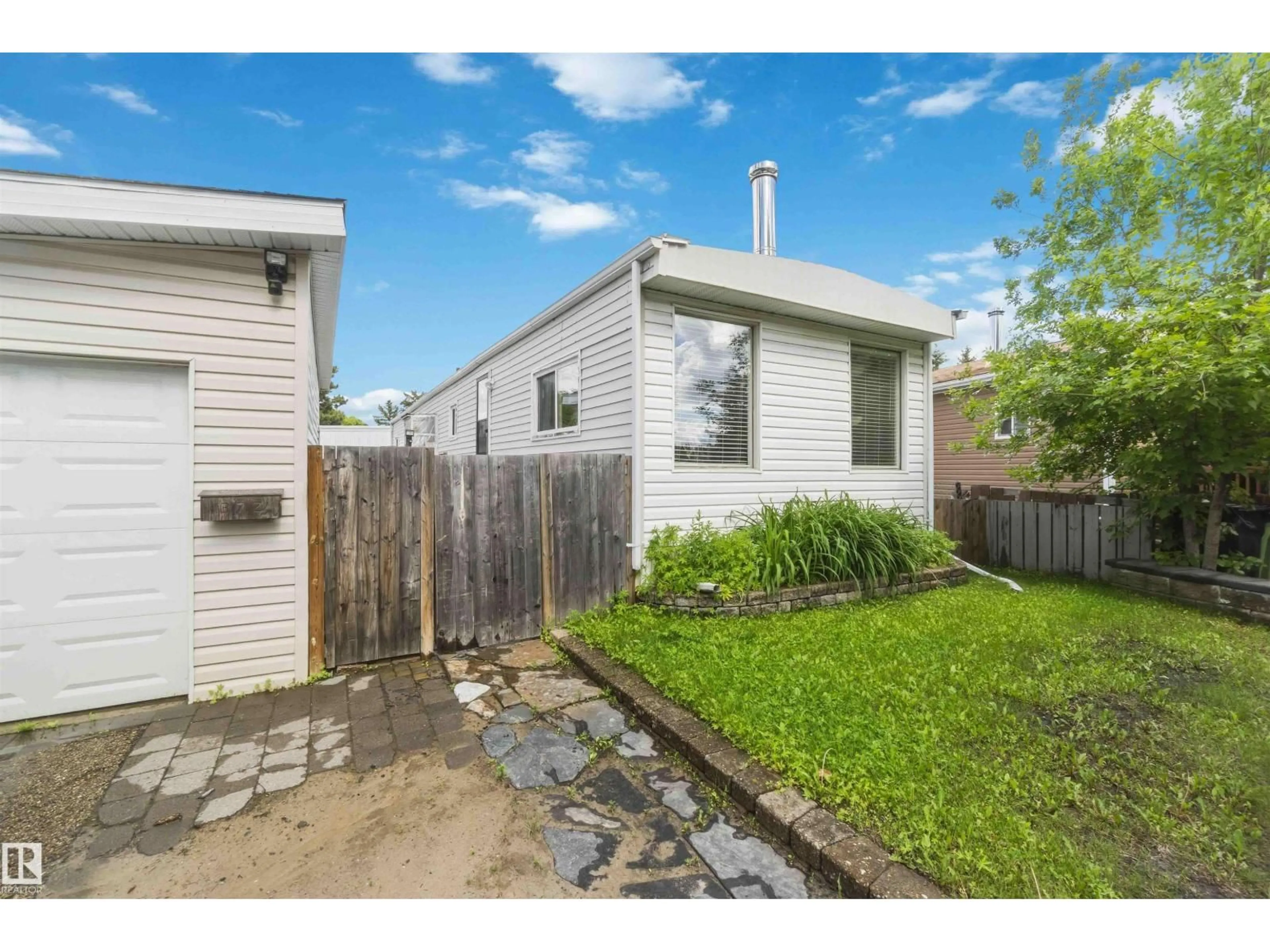 A pic from outside/outdoor area/front of a property/back of a property/a pic from drone, street for NW - 372 EVERGREEN PA, Edmonton Alberta T5Y4M2