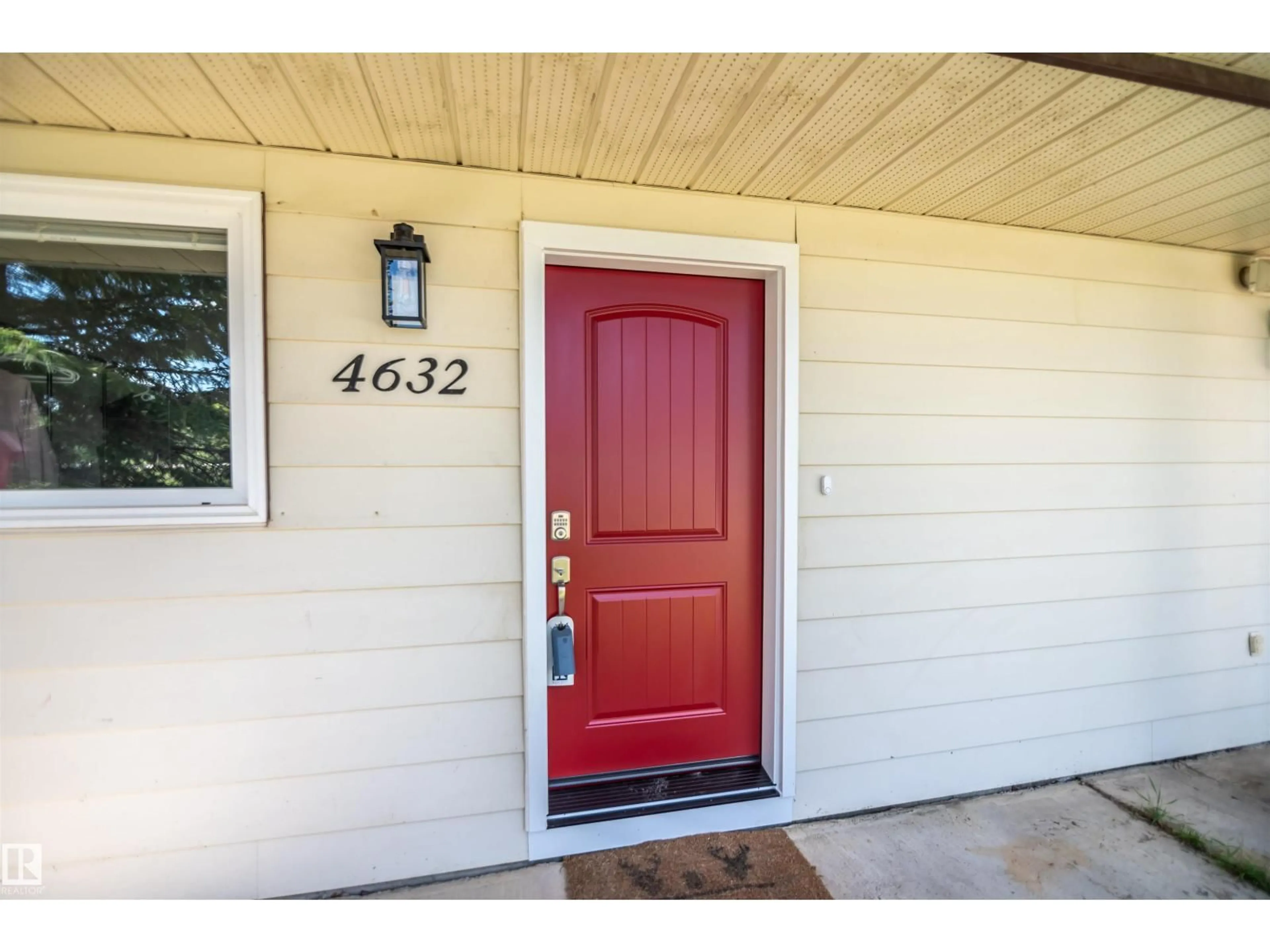 Indoor entryway for 4632 46 AV, Rural Lac Ste. Anne County Alberta T0E0A0