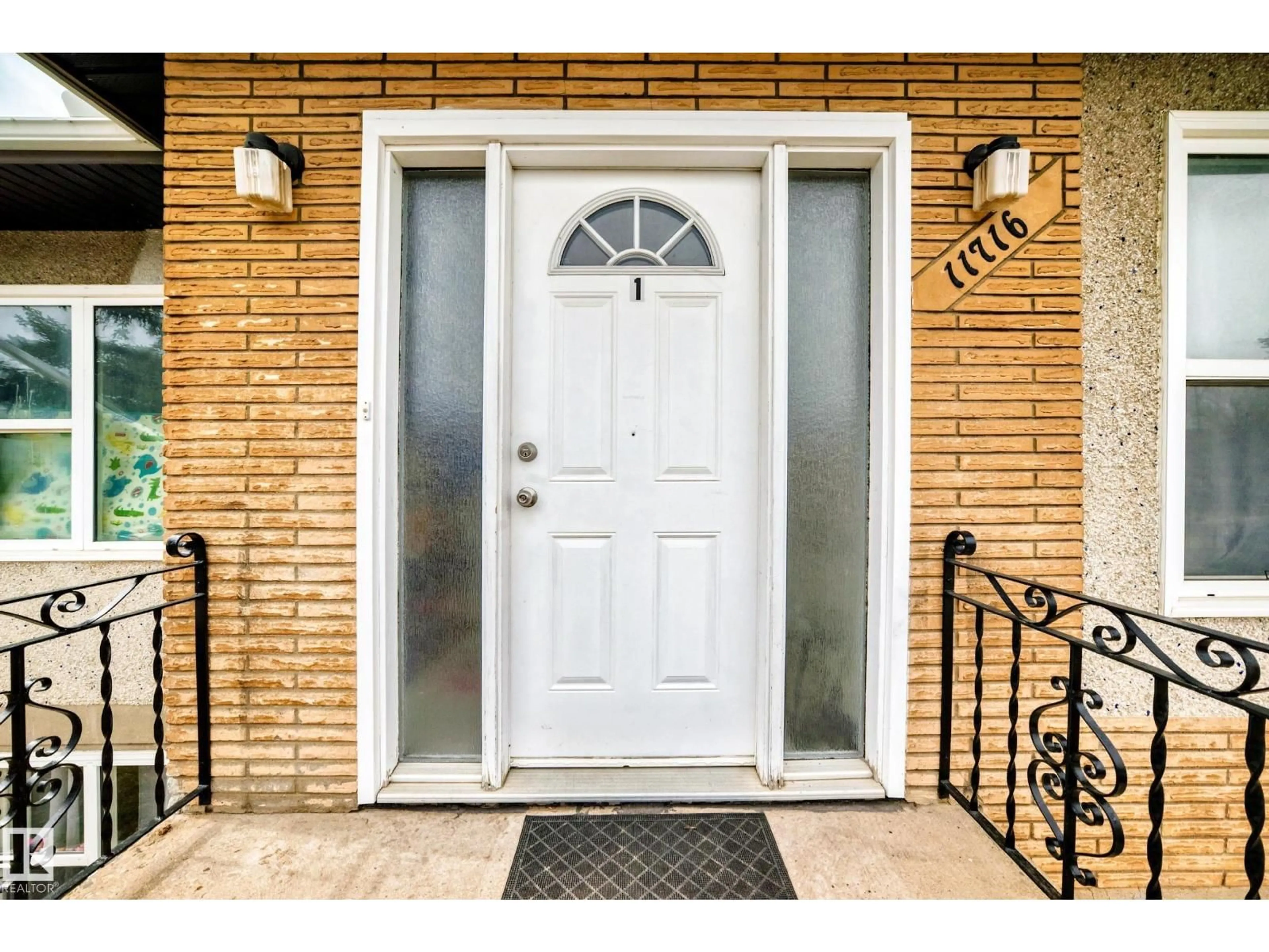Indoor entryway for 11716 124 ST, Edmonton Alberta T5M0K9
