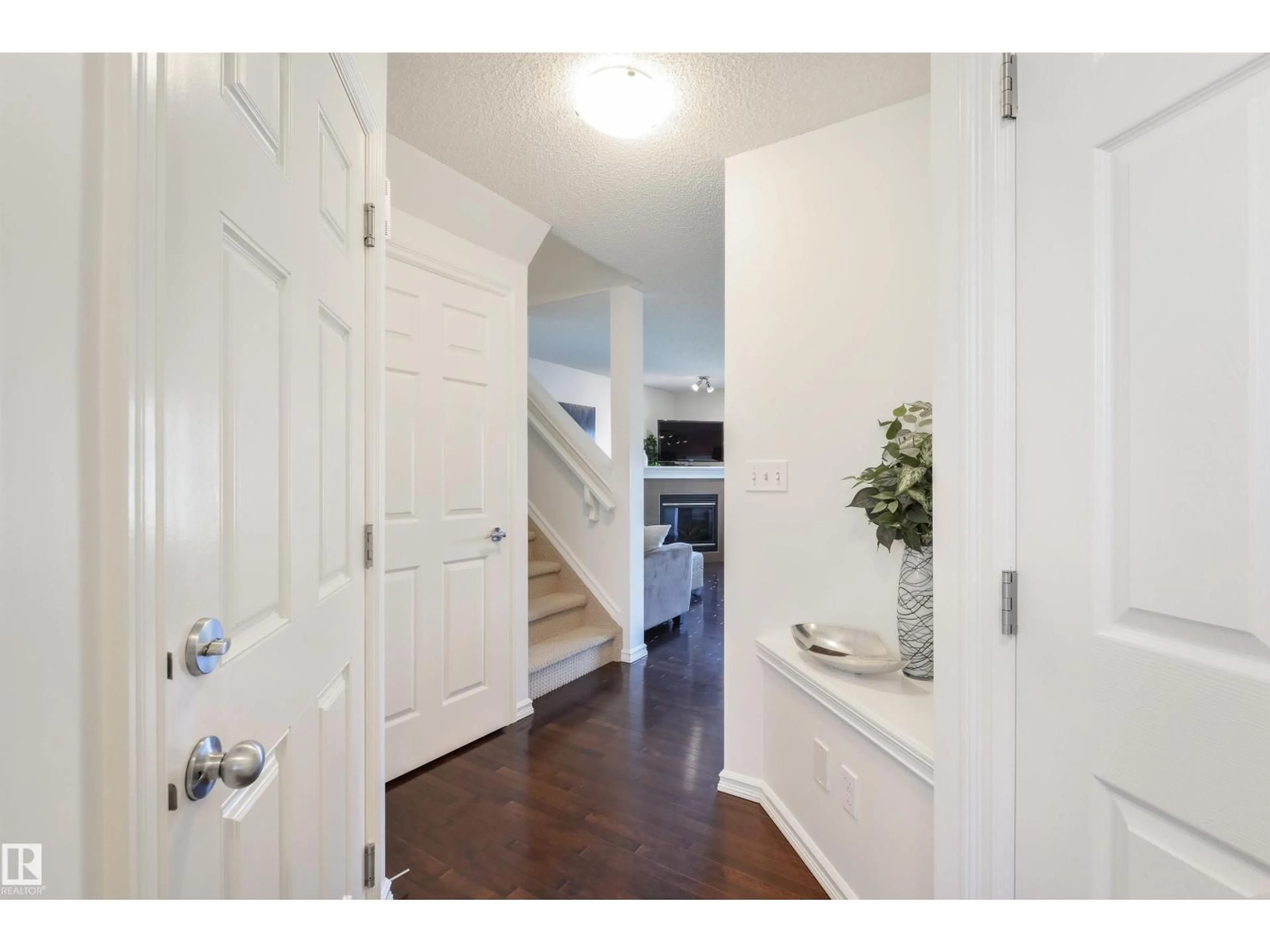Indoor entryway for 2340 CASSELMAN CR, Edmonton Alberta T6W0W1