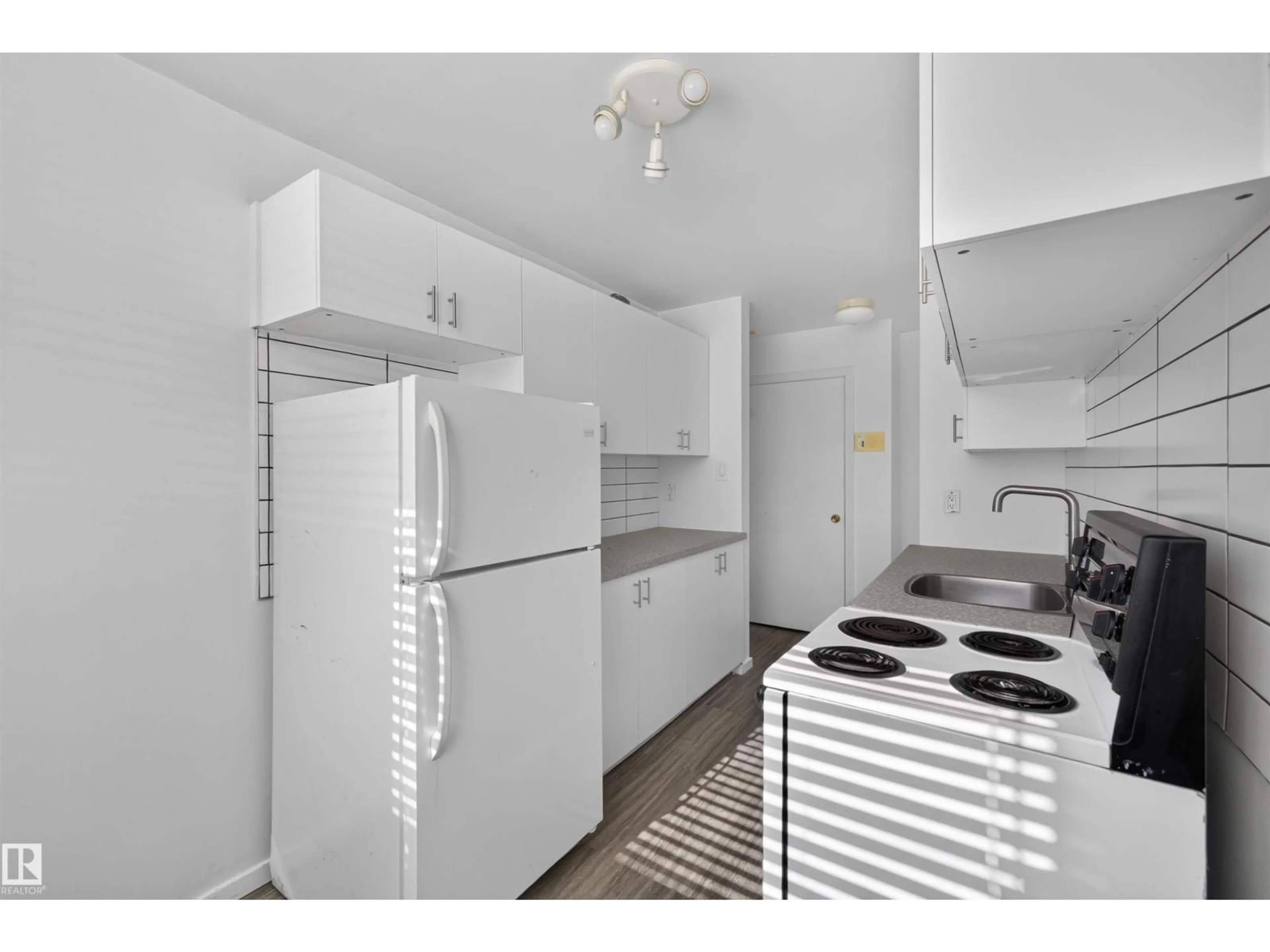 Standard kitchen, unknown for 6 - 10230 122 ST, Edmonton Alberta T5N1L9