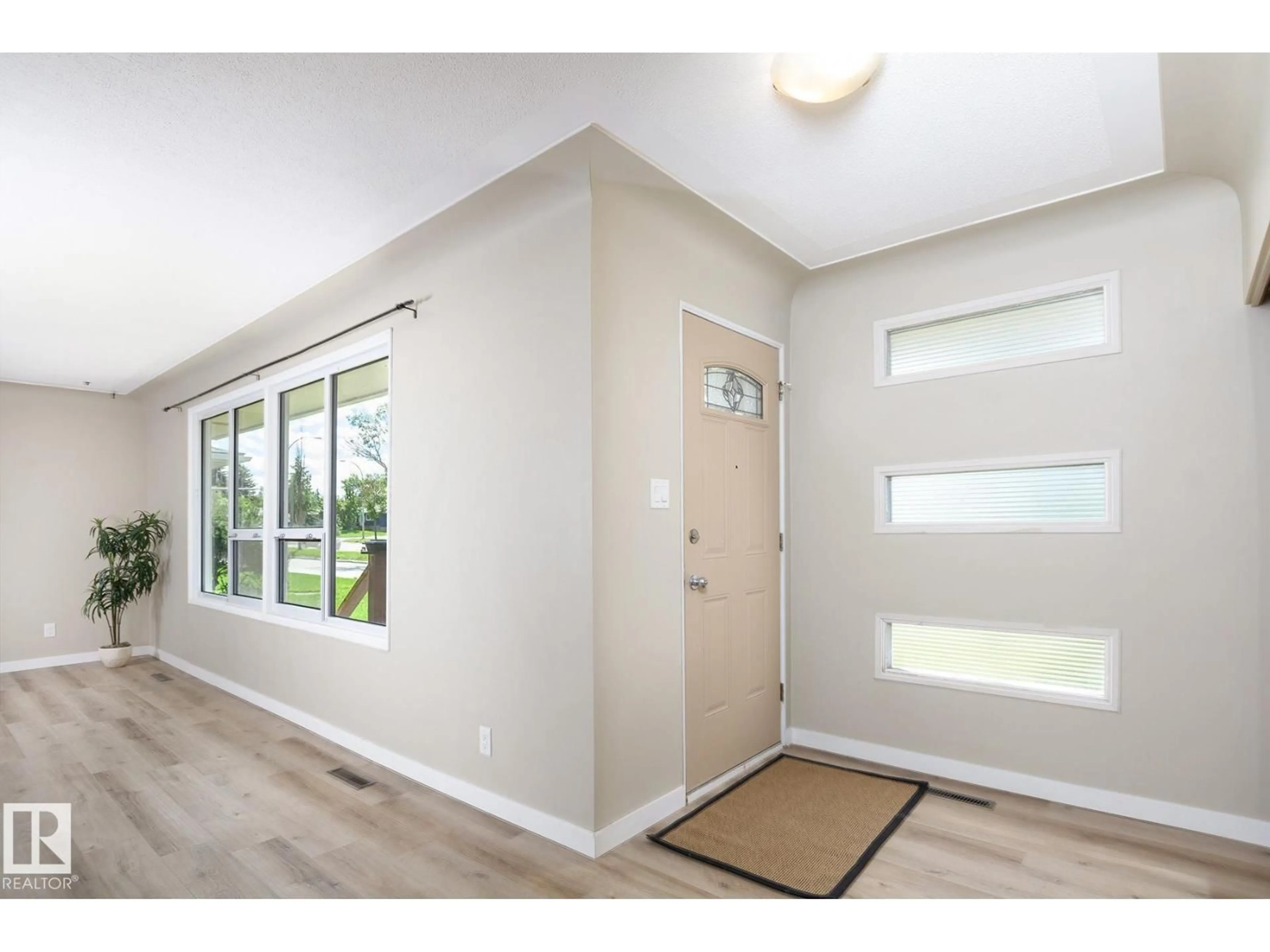 Indoor entryway for 9607 75 ST, Edmonton Alberta T6B2B6