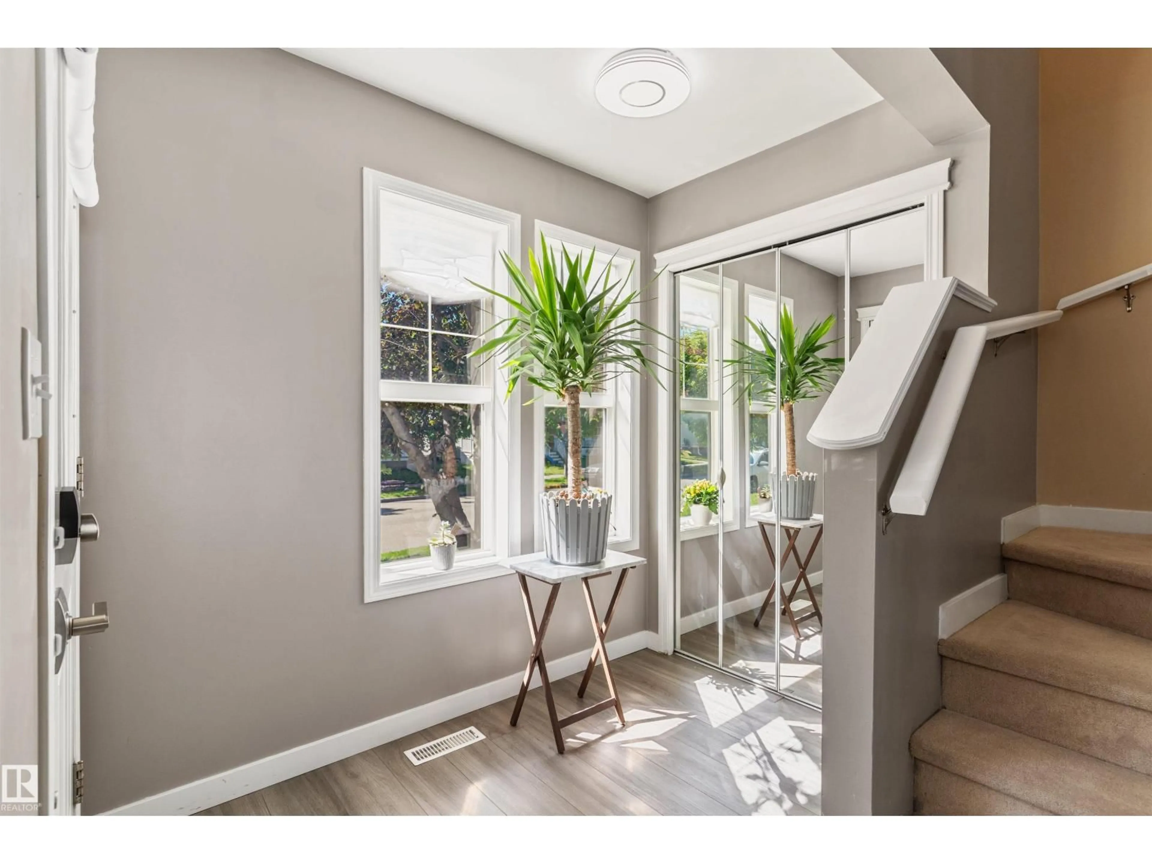 Indoor entryway for SW - 7824 14 AV, Edmonton Alberta T6X1H3