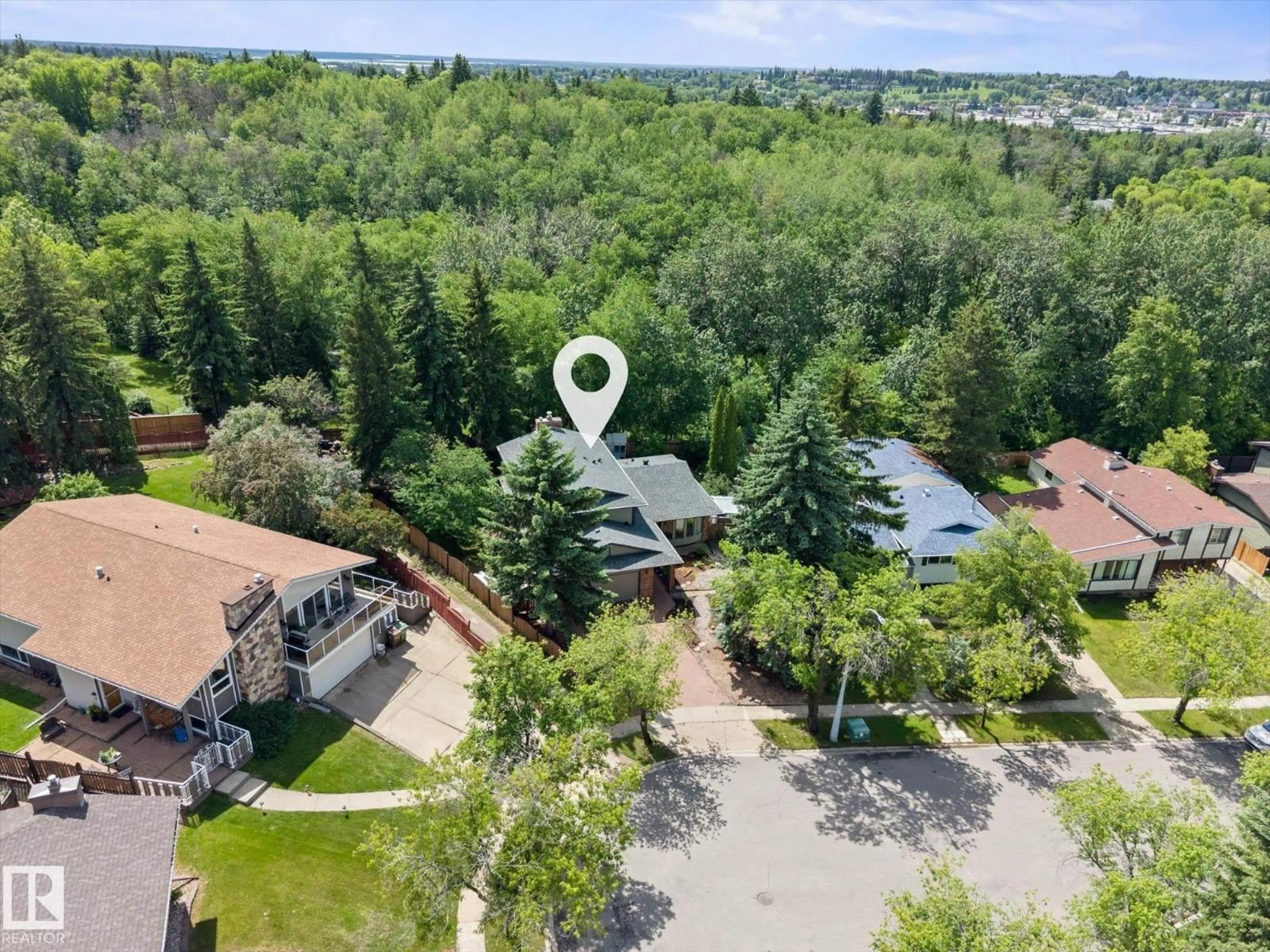 A pic from outside/outdoor area/front of a property/back of a property/a pic from drone, unknown for 20 BOCOCK PL, St. Albert Alberta T8N2K3