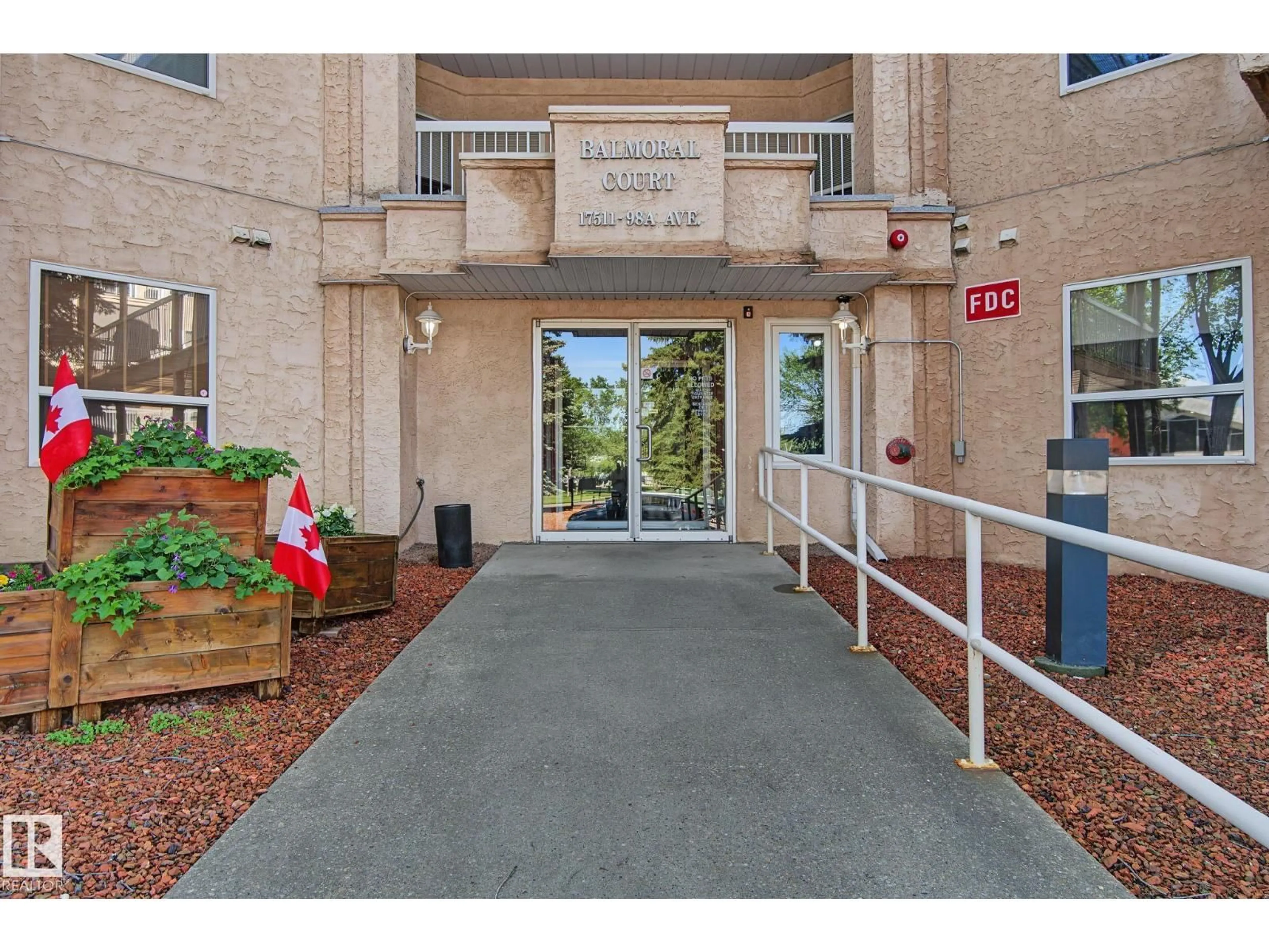 Indoor foyer for #105 - 17511 98A AV, Edmonton Alberta T5T6A2