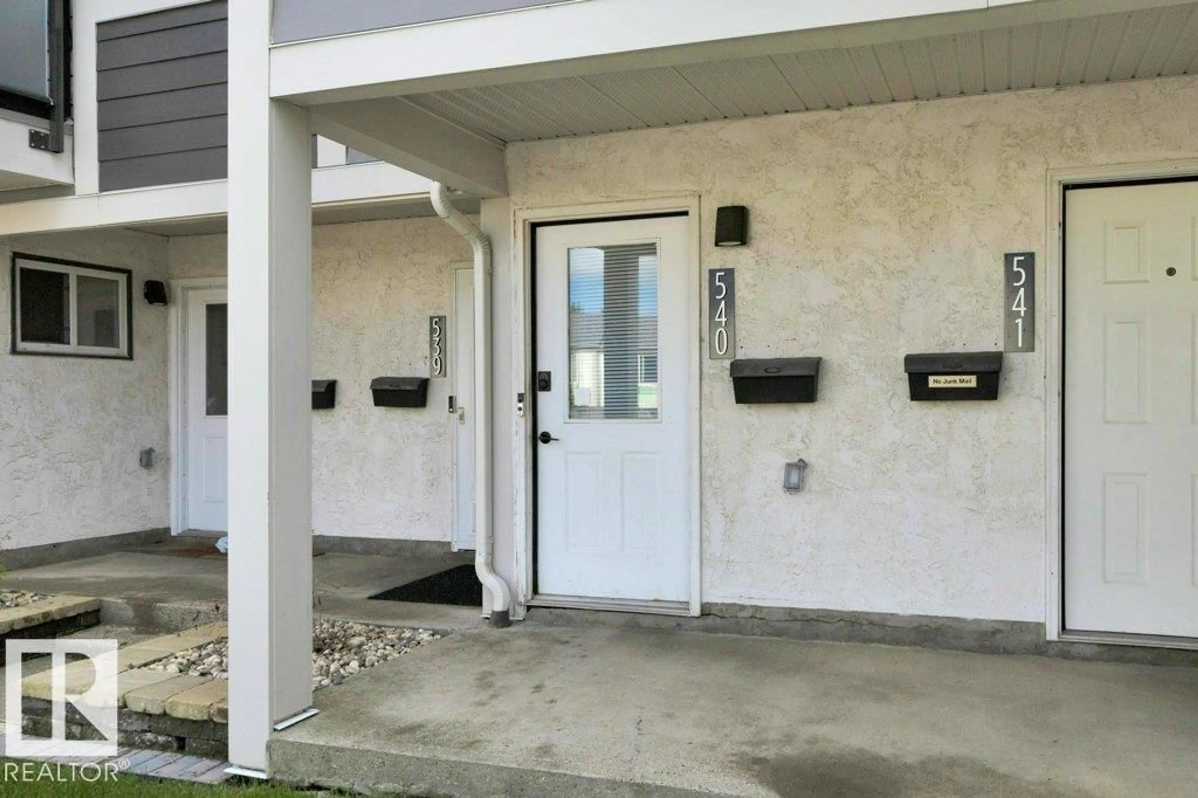 Indoor entryway for 540 WILLOW CT, Edmonton Alberta T5T2K7