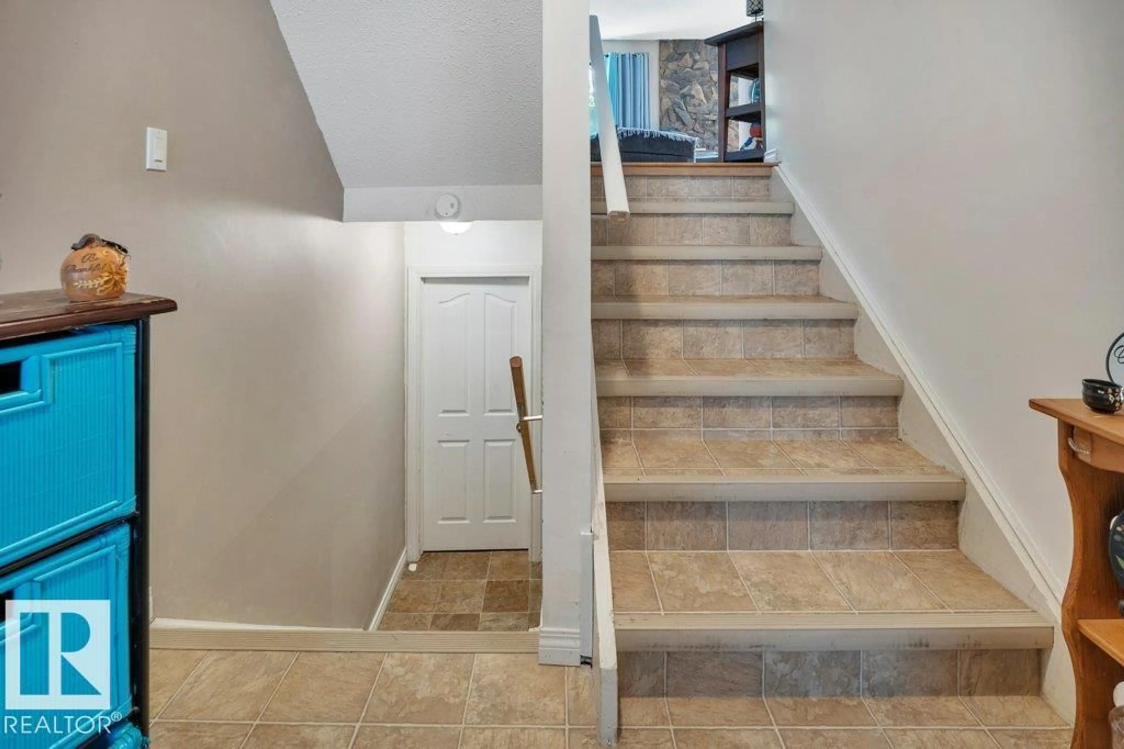Stairs for 540 WILLOW CT, Edmonton Alberta T5T2K7