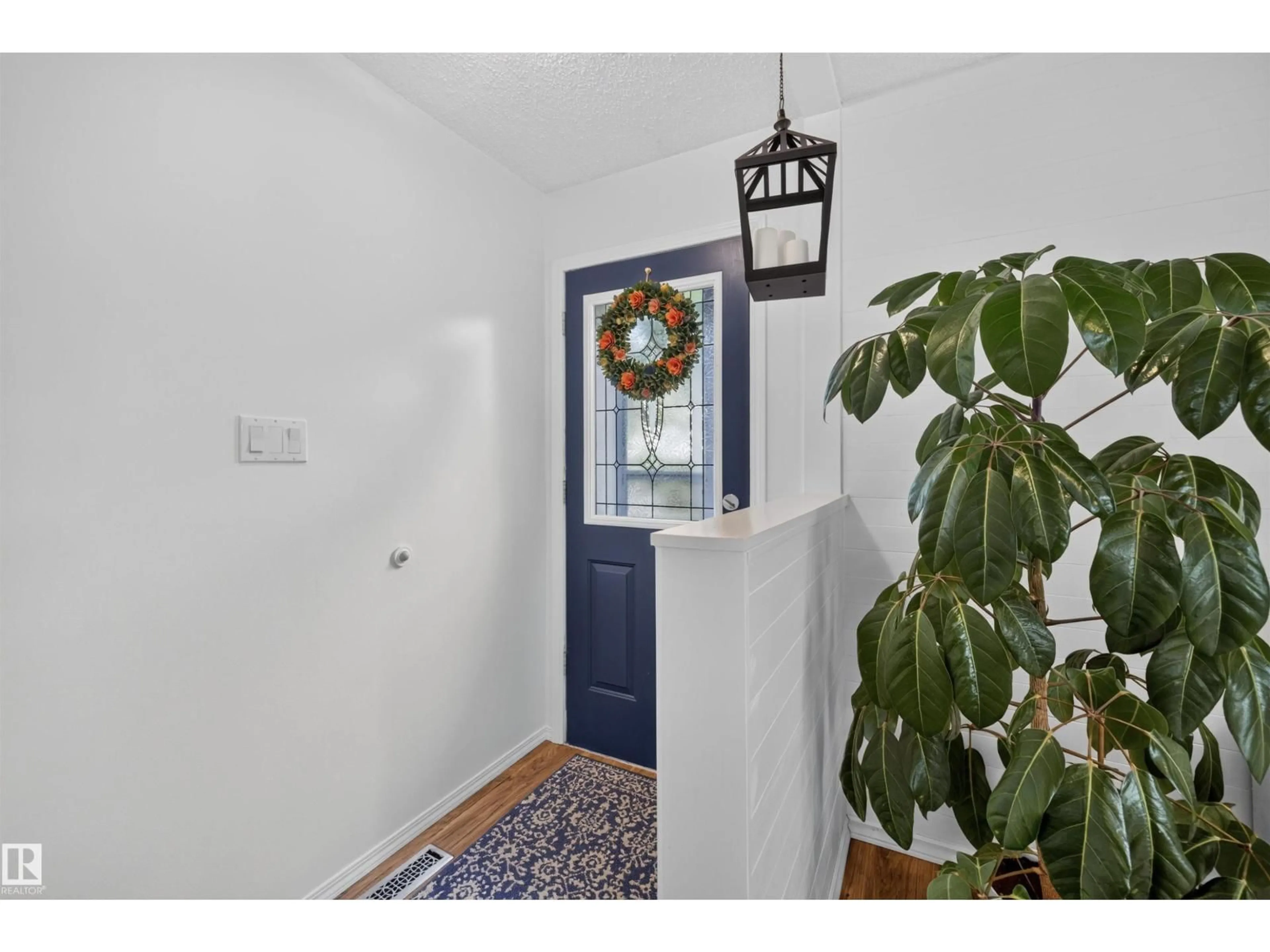 Indoor entryway for 244 KNOTTWOOD RD, Edmonton Alberta T6K1Y4