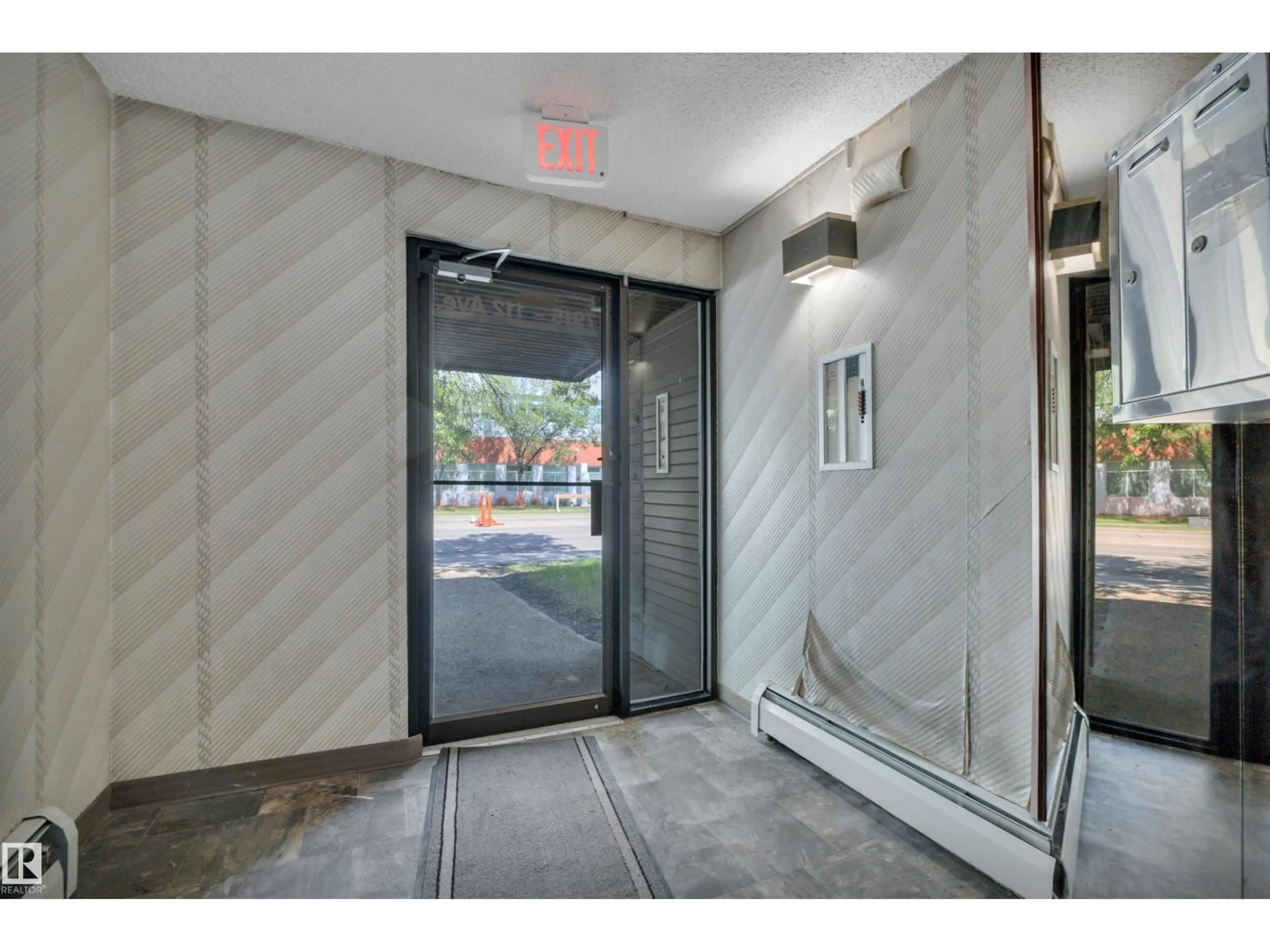 Indoor foyer for 201 - 7915 112 AV NW, Edmonton Alberta T5B0E7
