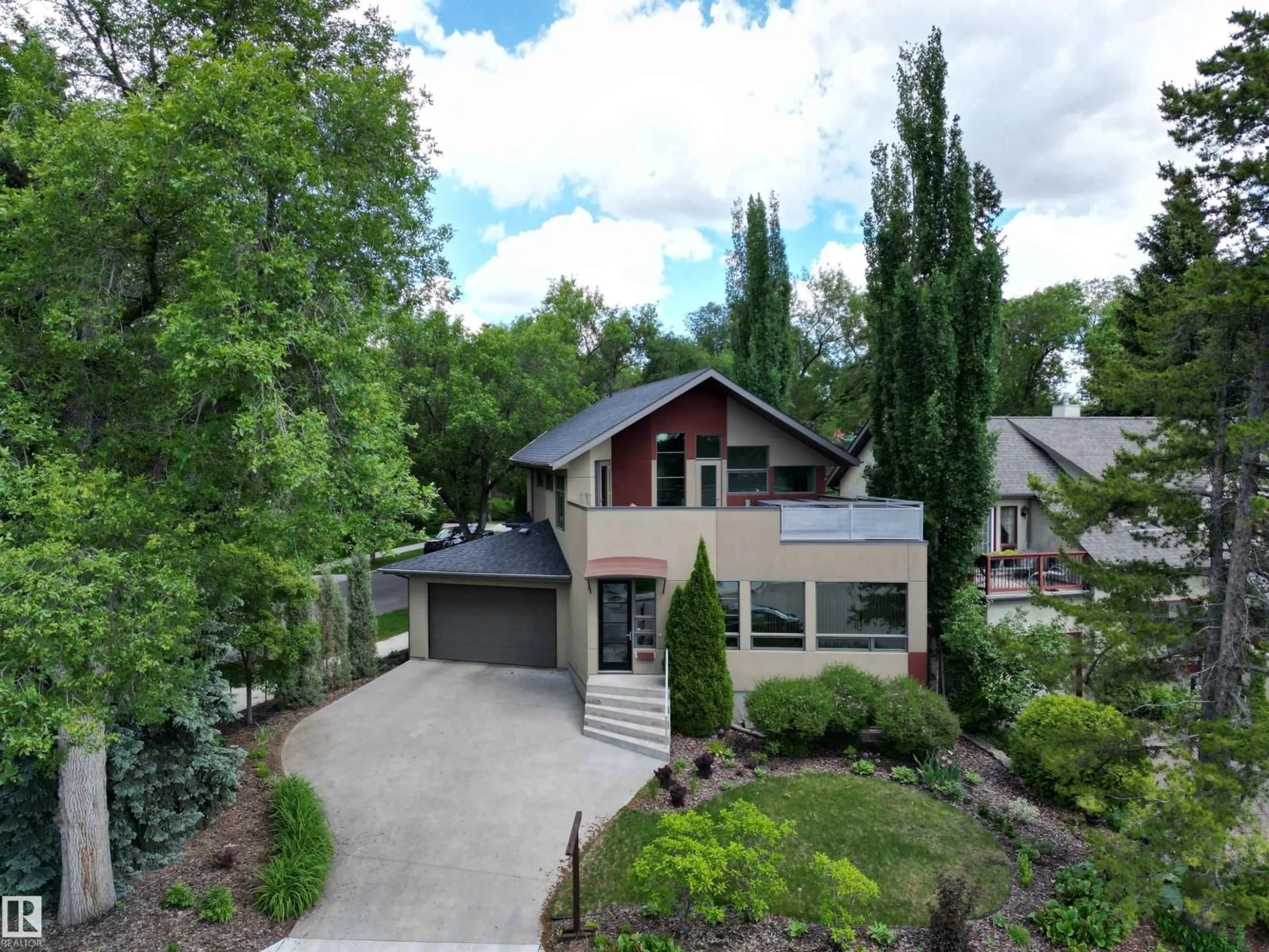 A pic from outside/outdoor area/front of a property/back of a property/a pic from drone, street for 6428 ADA BV, Edmonton Alberta T5W4P2