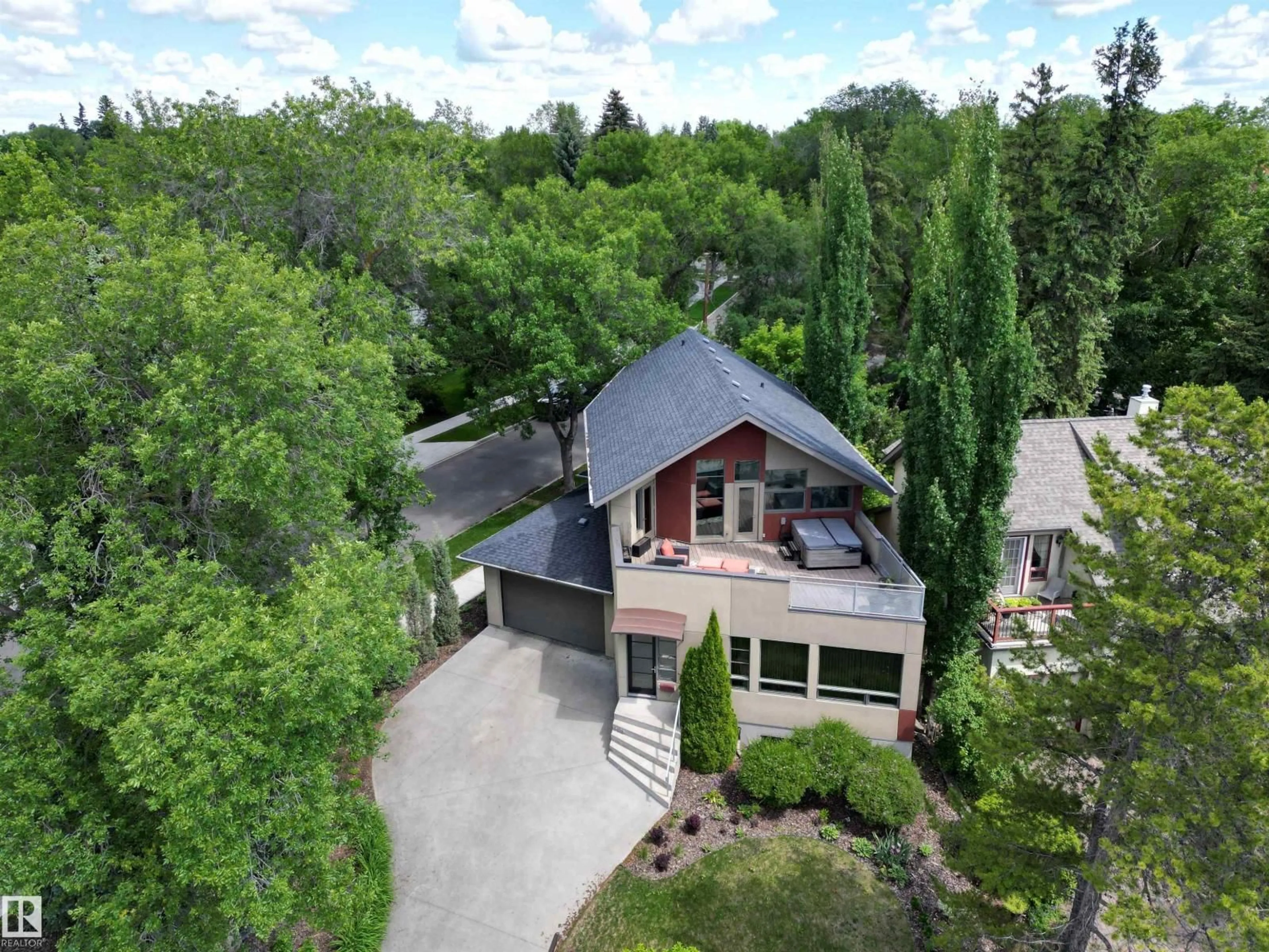 A pic from outside/outdoor area/front of a property/back of a property/a pic from drone, street for 6428 ADA BV, Edmonton Alberta T5W4P2