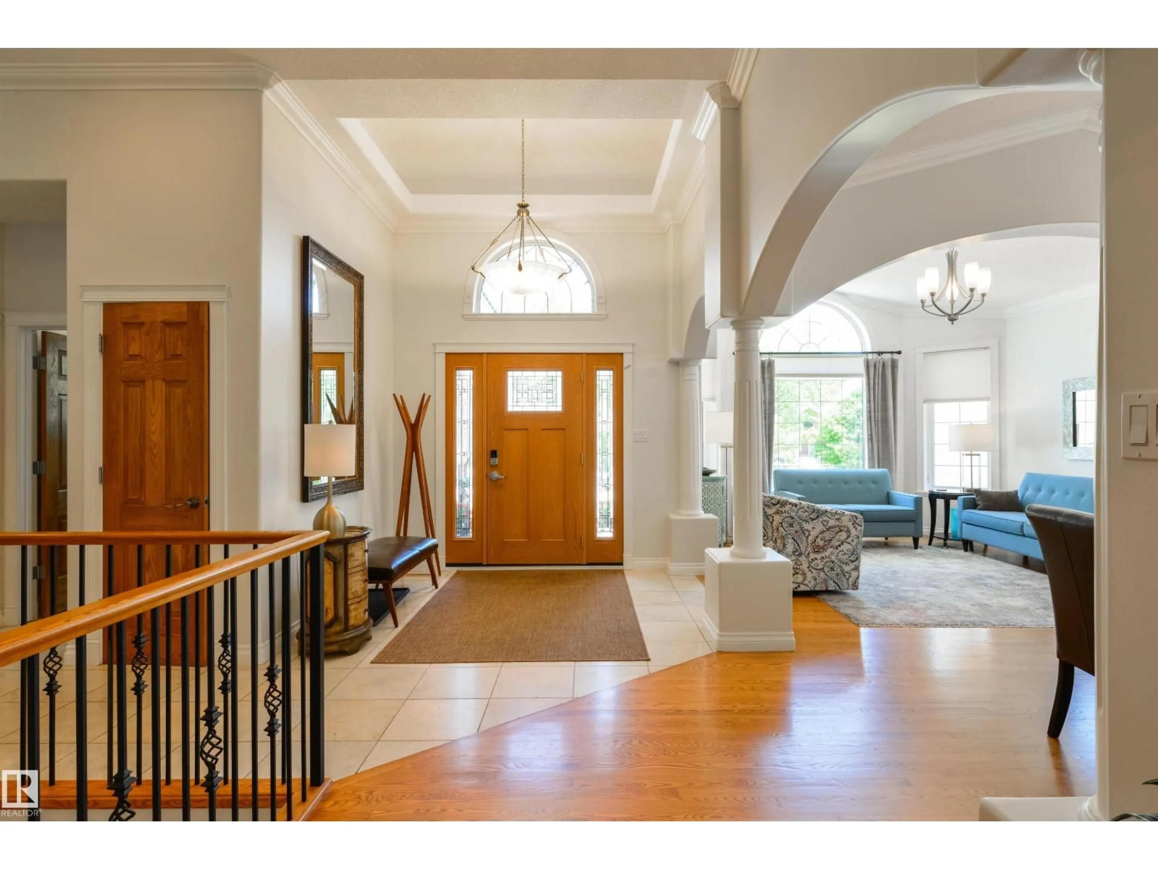 Indoor foyer for 956 HOLLINGSWORTH BEND, Edmonton Alberta T6R3G8