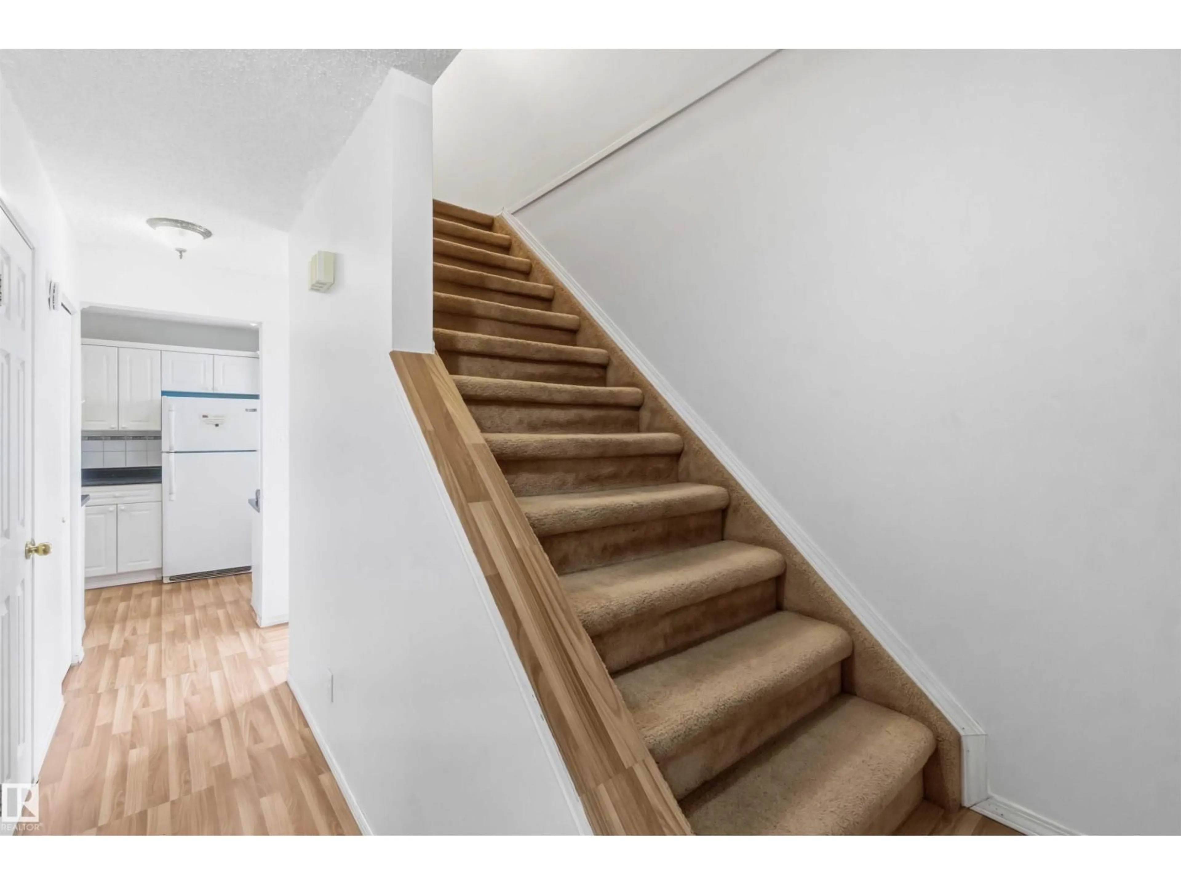 Stairs for 140 PRIMROSE GARDENS GD, Edmonton Alberta T5T0R1