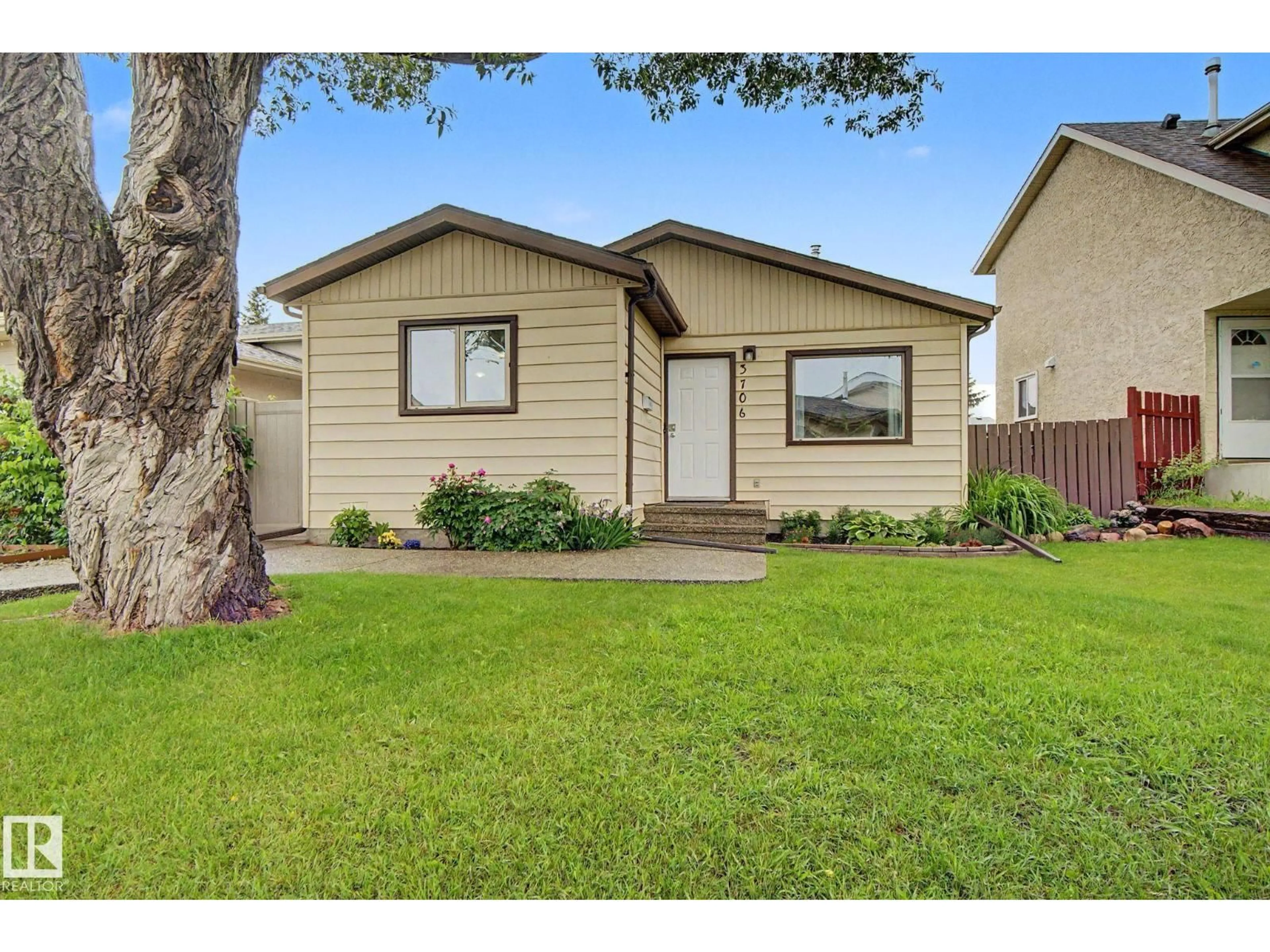 Home with vinyl exterior material, street for 3706 41 AV, Edmonton Alberta T6L5M2