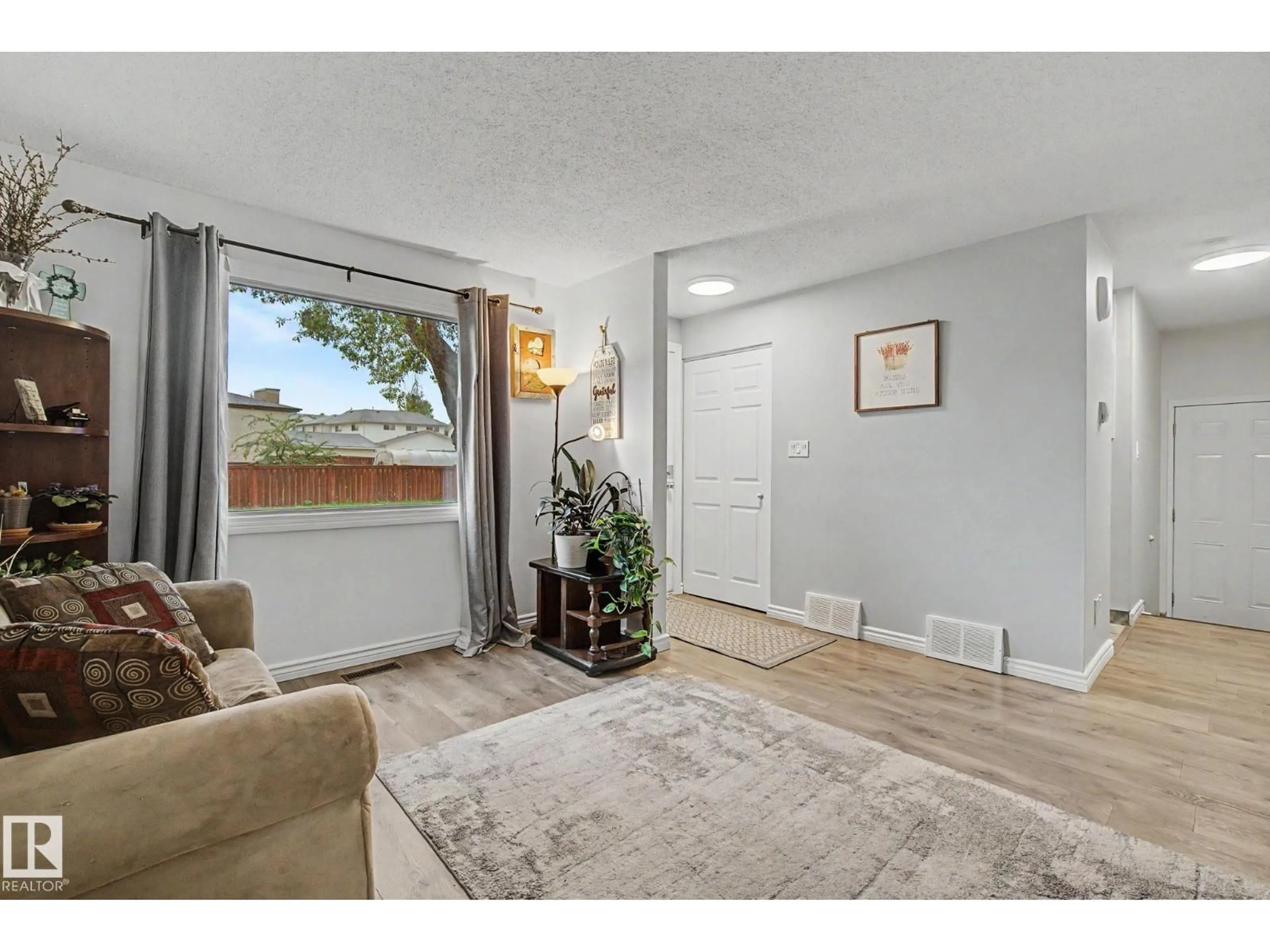 Unknown for 3706 41 AV, Edmonton Alberta T6L5M2