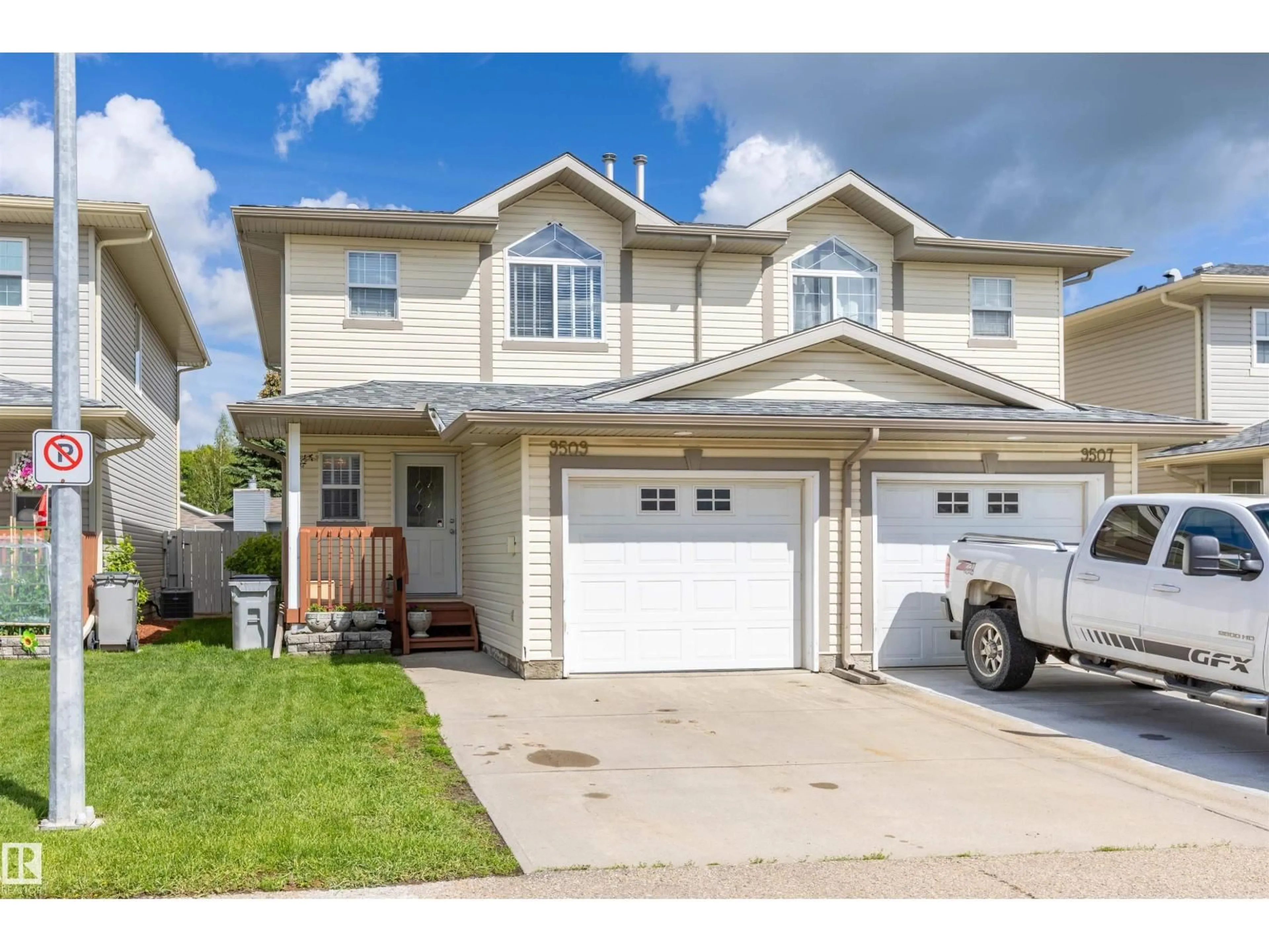 Home with vinyl exterior material, street for 9509 99 ST, Morinville Alberta T8R1T7