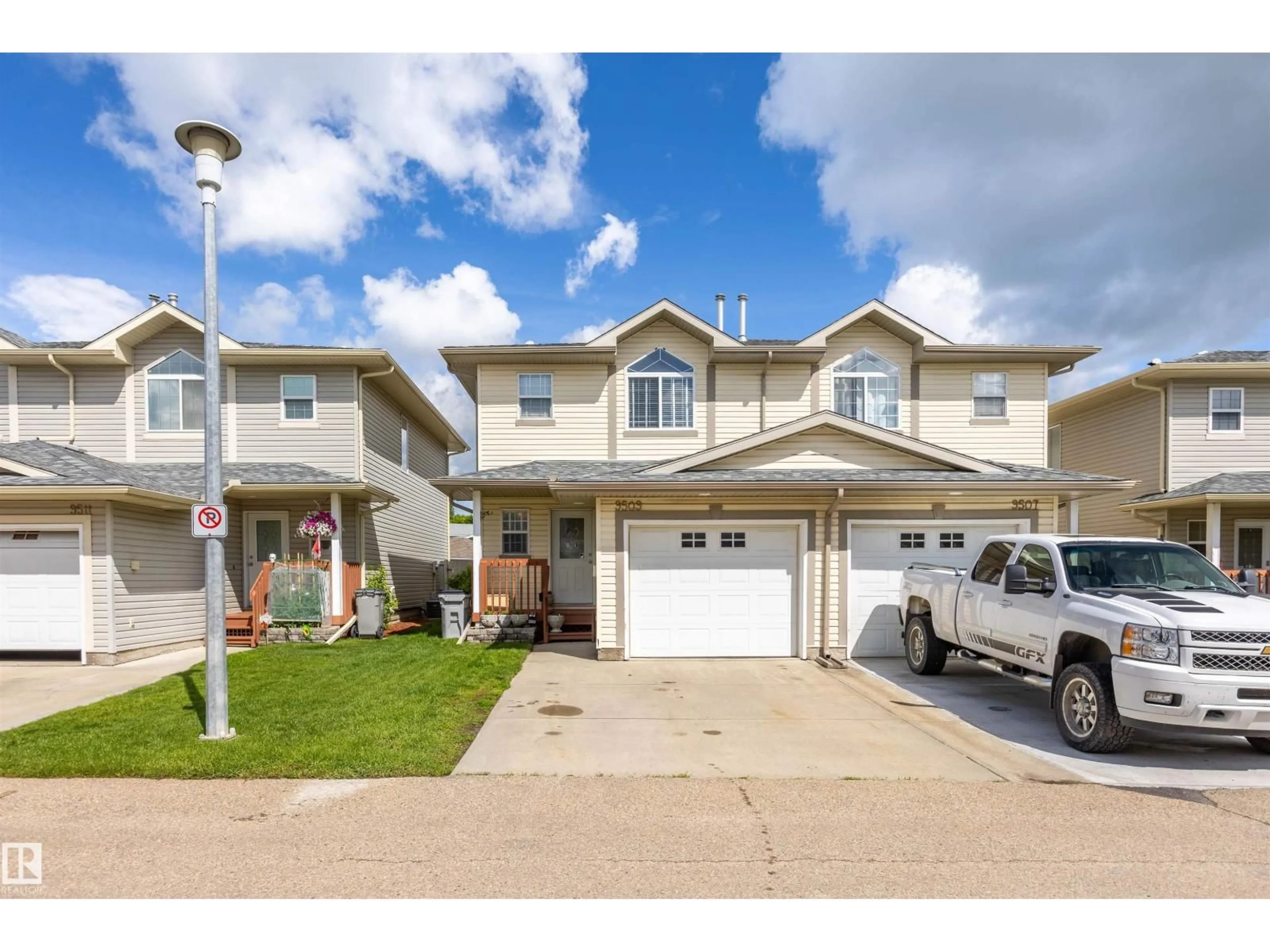 Home with vinyl exterior material, street for 9509 99 ST, Morinville Alberta T8R1T7