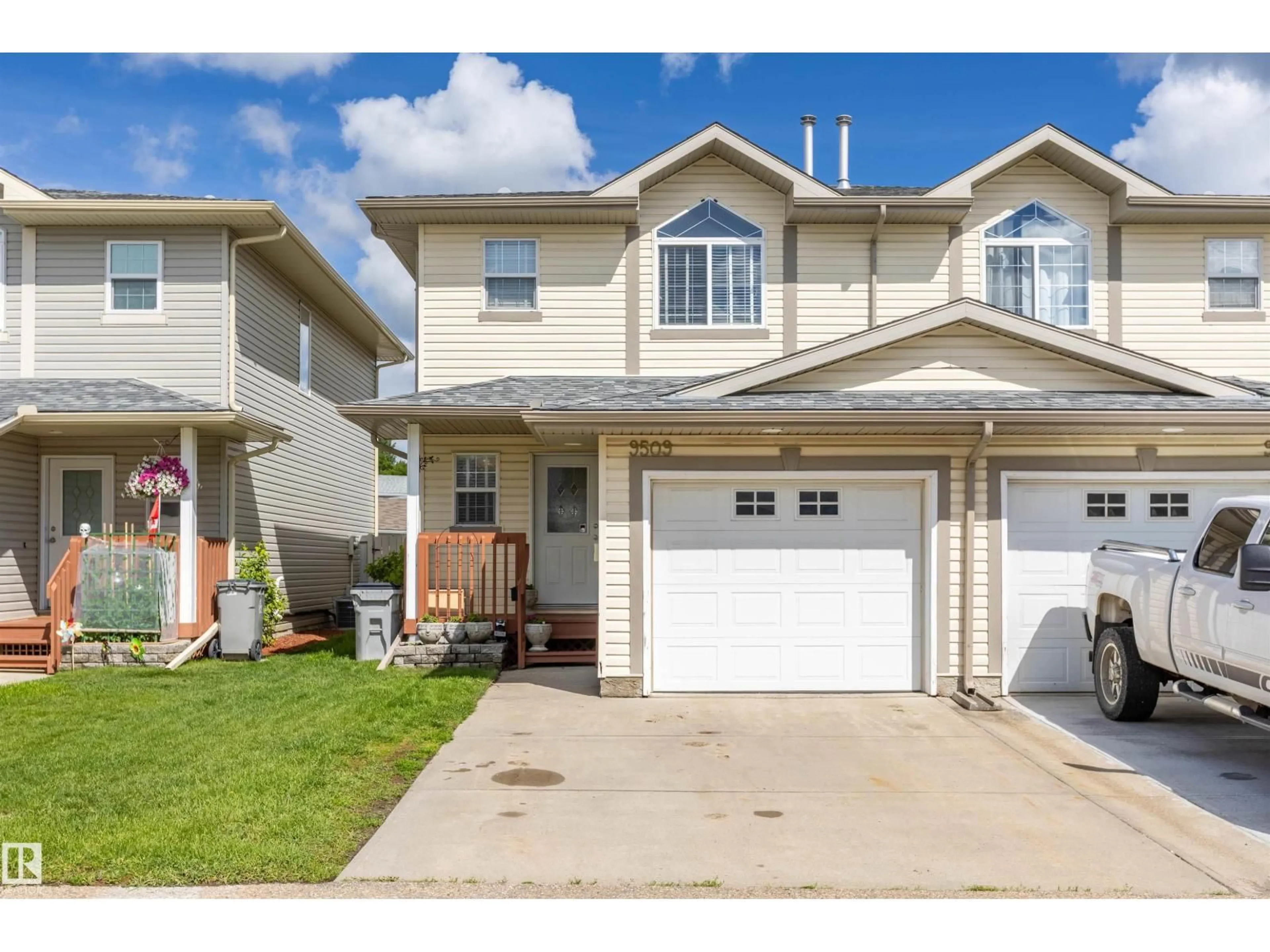 Home with vinyl exterior material, street for 9509 99 ST, Morinville Alberta T8R1T7