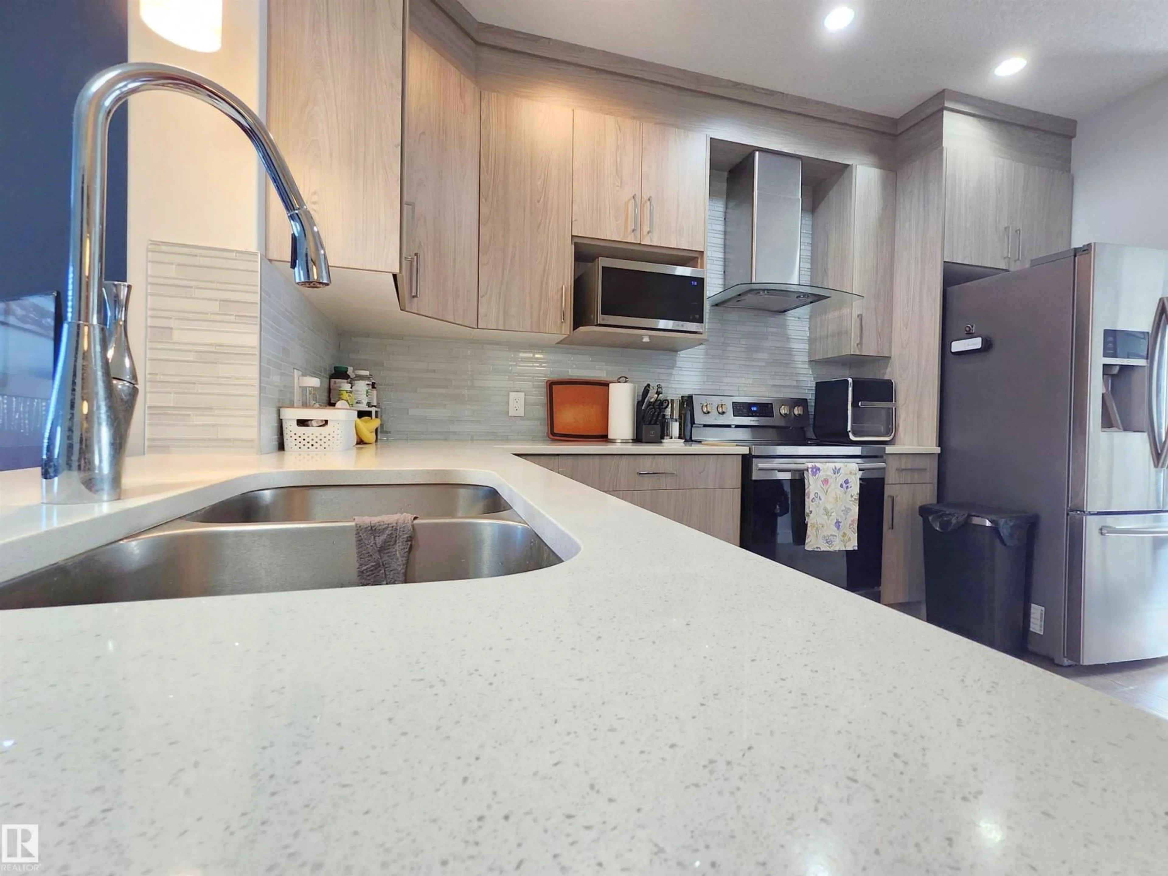 Contemporary kitchen, unknown for 4707 36 ST, Beaumont Alberta T4X2C3