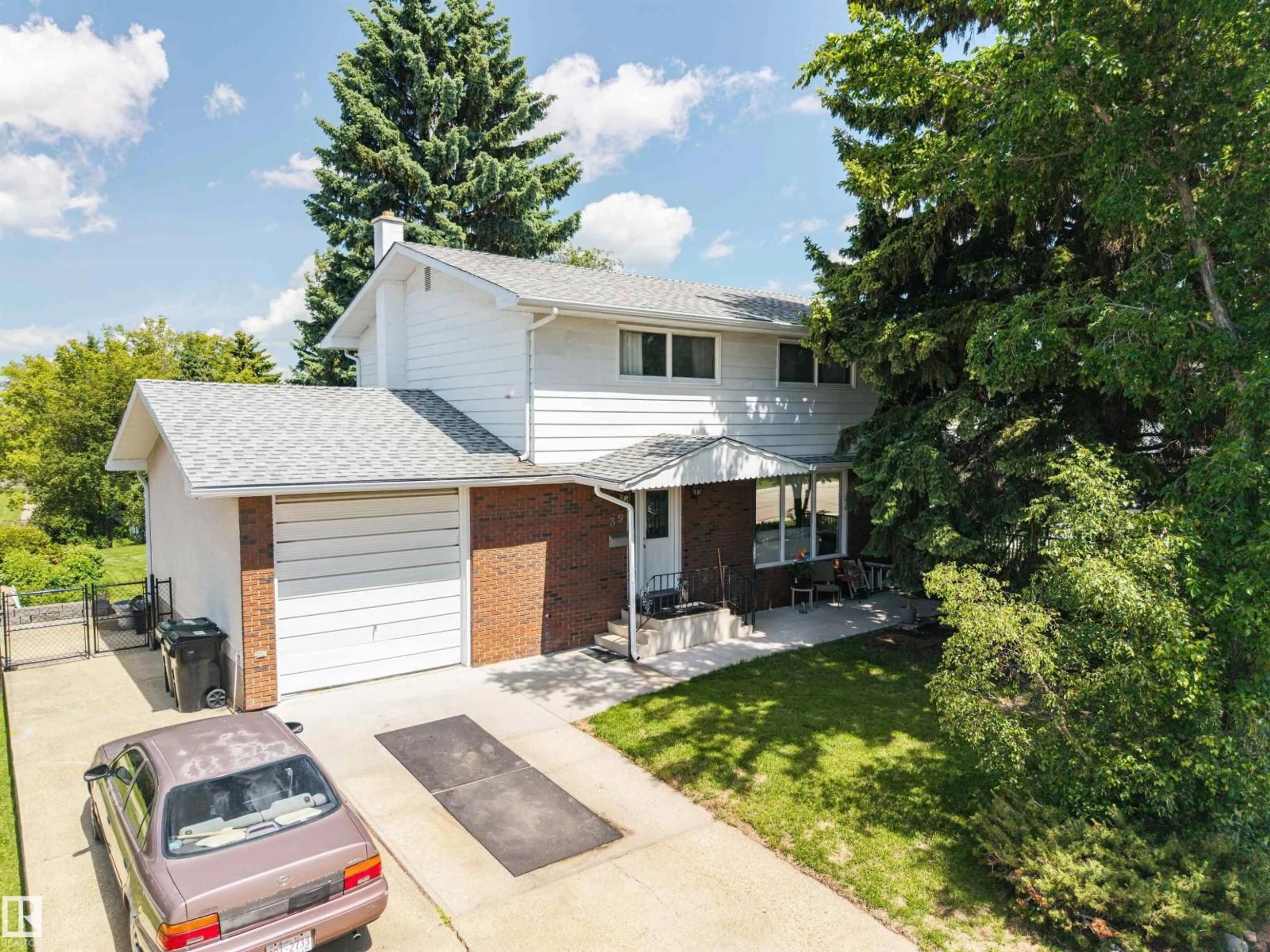 A pic from outside/outdoor area/front of a property/back of a property/a pic from drone, street for 39 MANOR DR, Sherwood Park Alberta T8A0P9