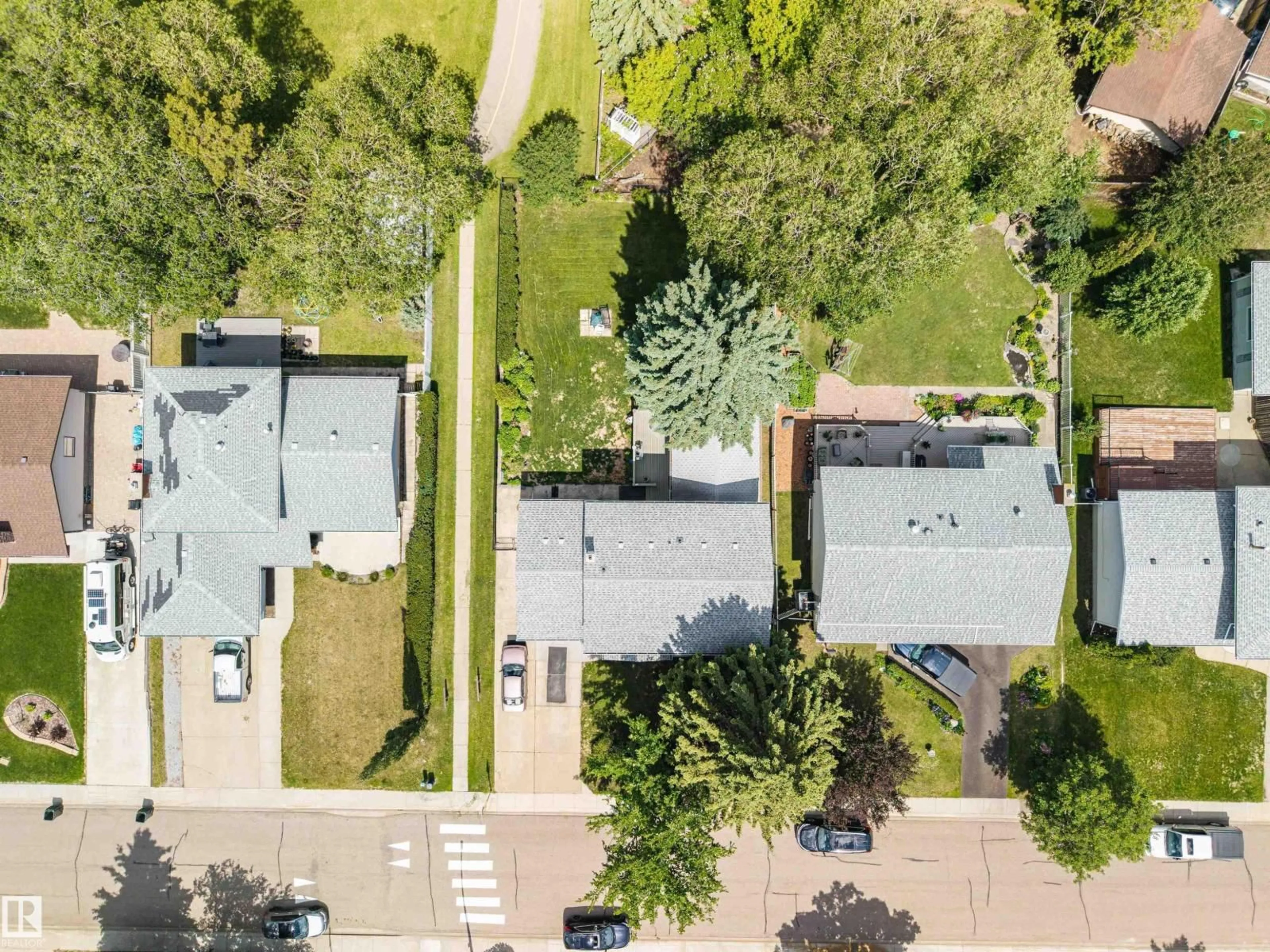 A pic from outside/outdoor area/front of a property/back of a property/a pic from drone, street for 39 MANOR DR, Sherwood Park Alberta T8A0P9