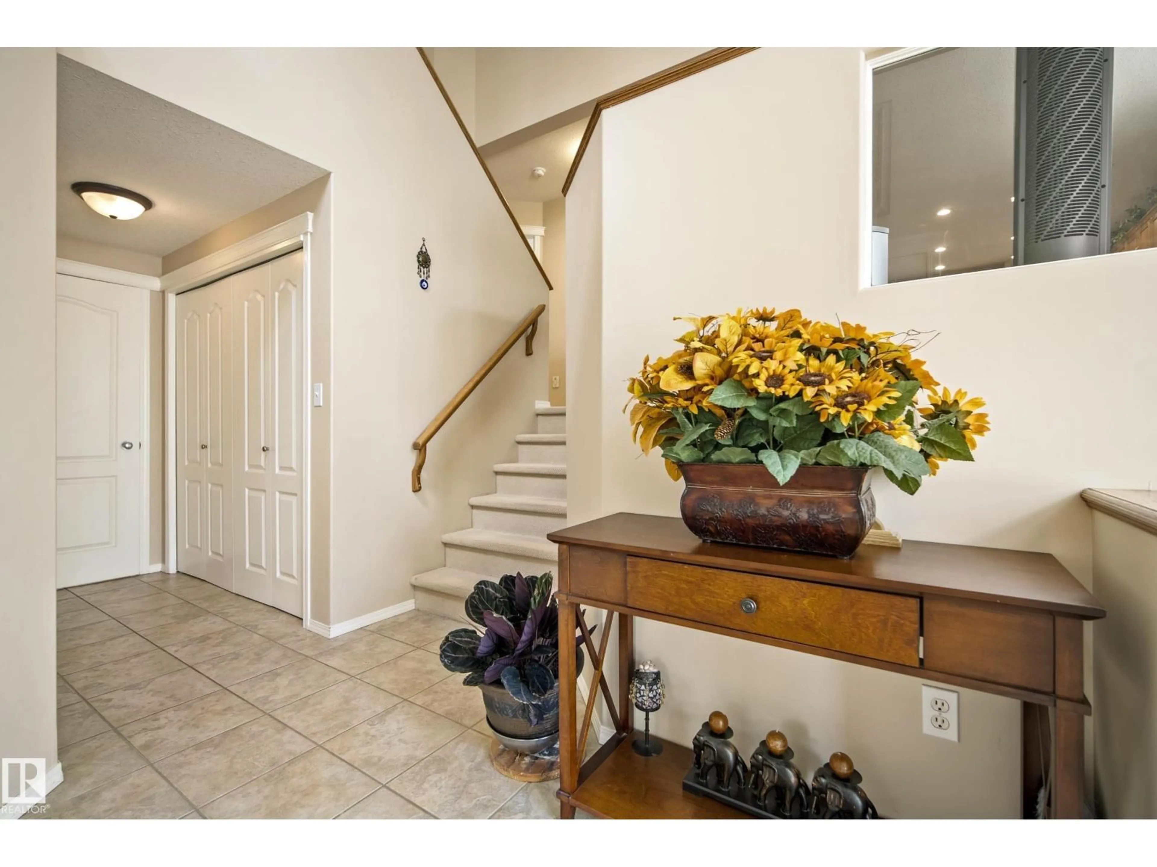 Indoor entryway for 84 RIDGEHAVEN CR, Sherwood Park Alberta T8A6J2