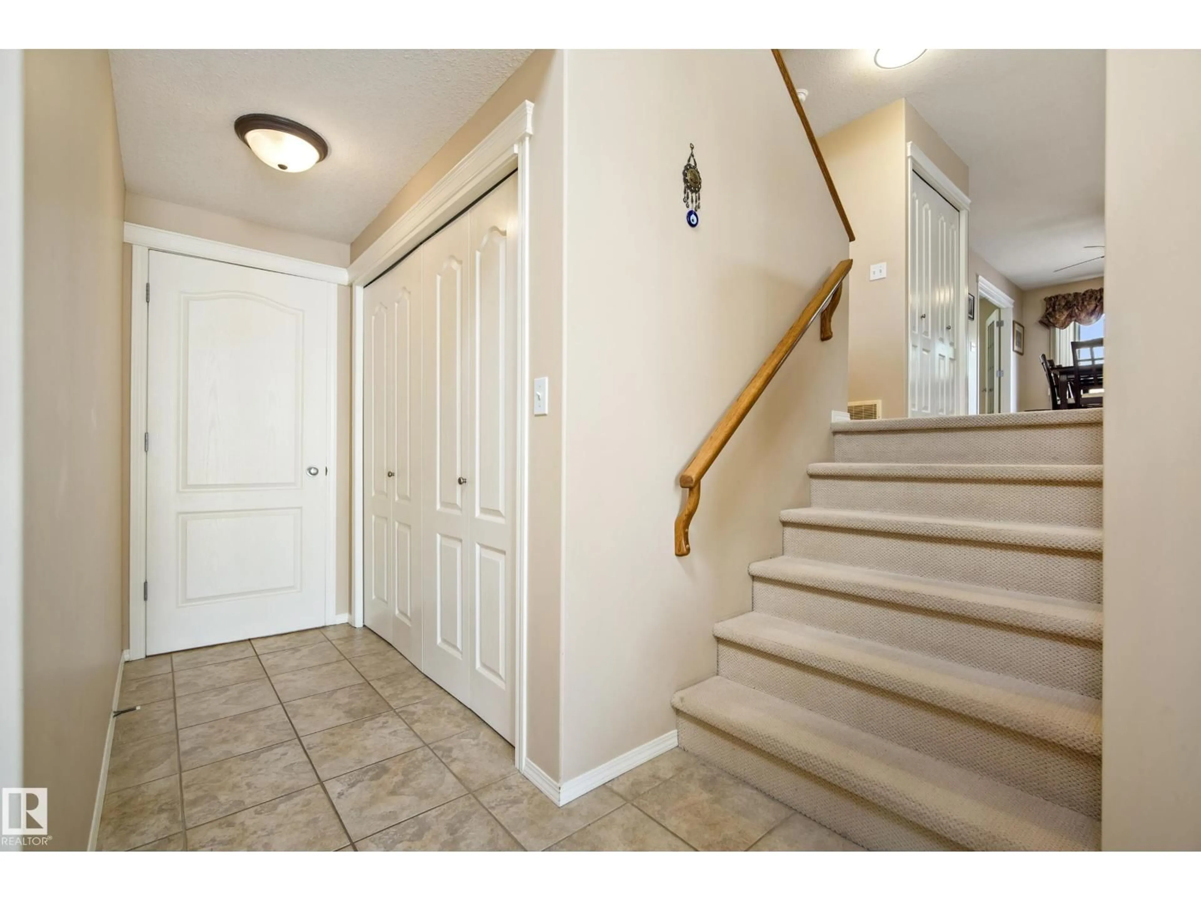 Indoor entryway for 84 RIDGEHAVEN CR, Sherwood Park Alberta T8A6J2