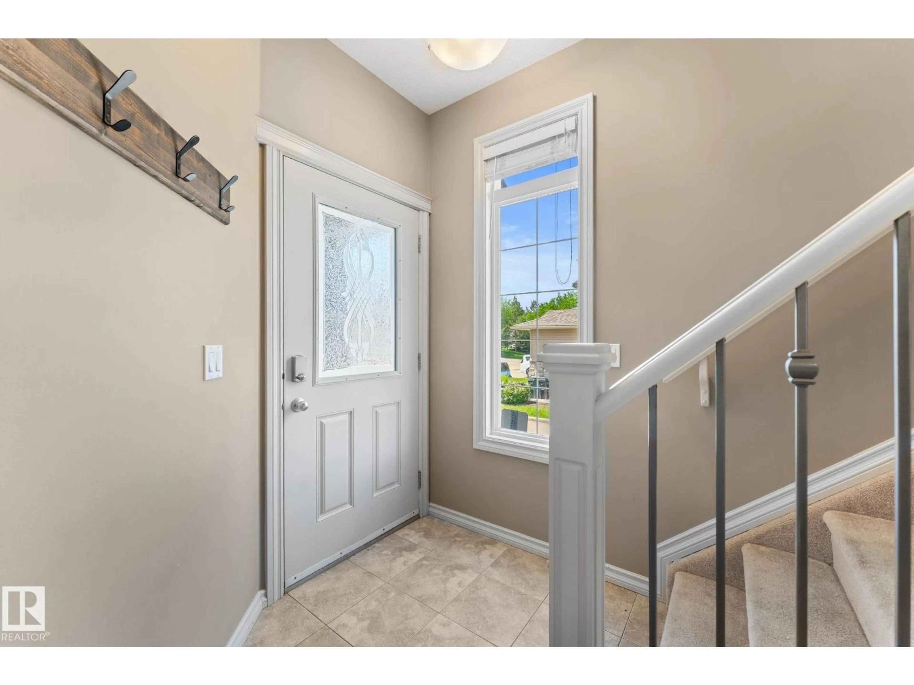 Indoor entryway for 41 - 412 SUMMERWOOD BV, Sherwood Park Alberta T8H0C9